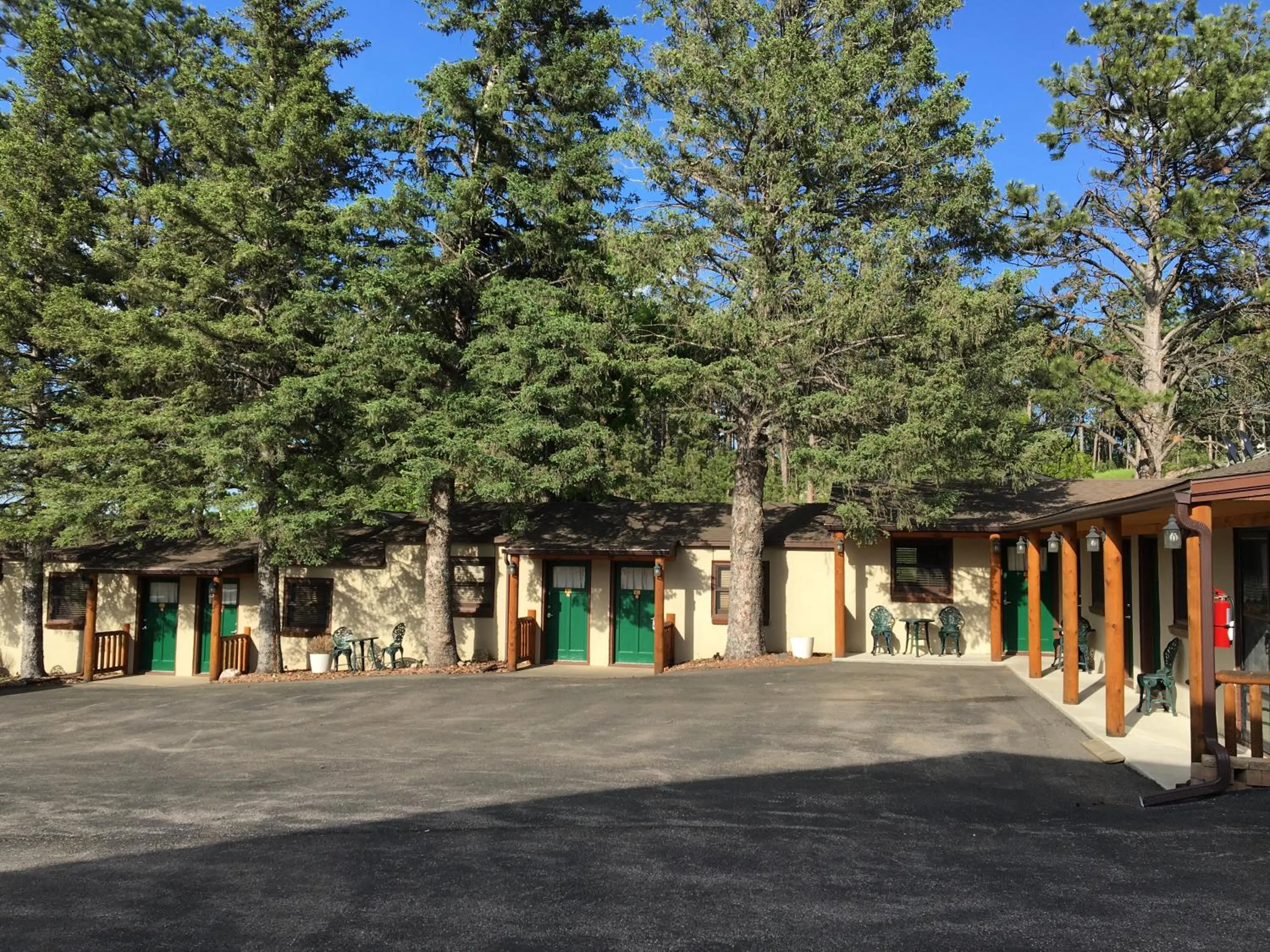 Property building in Rockerville Lodge & Cabins