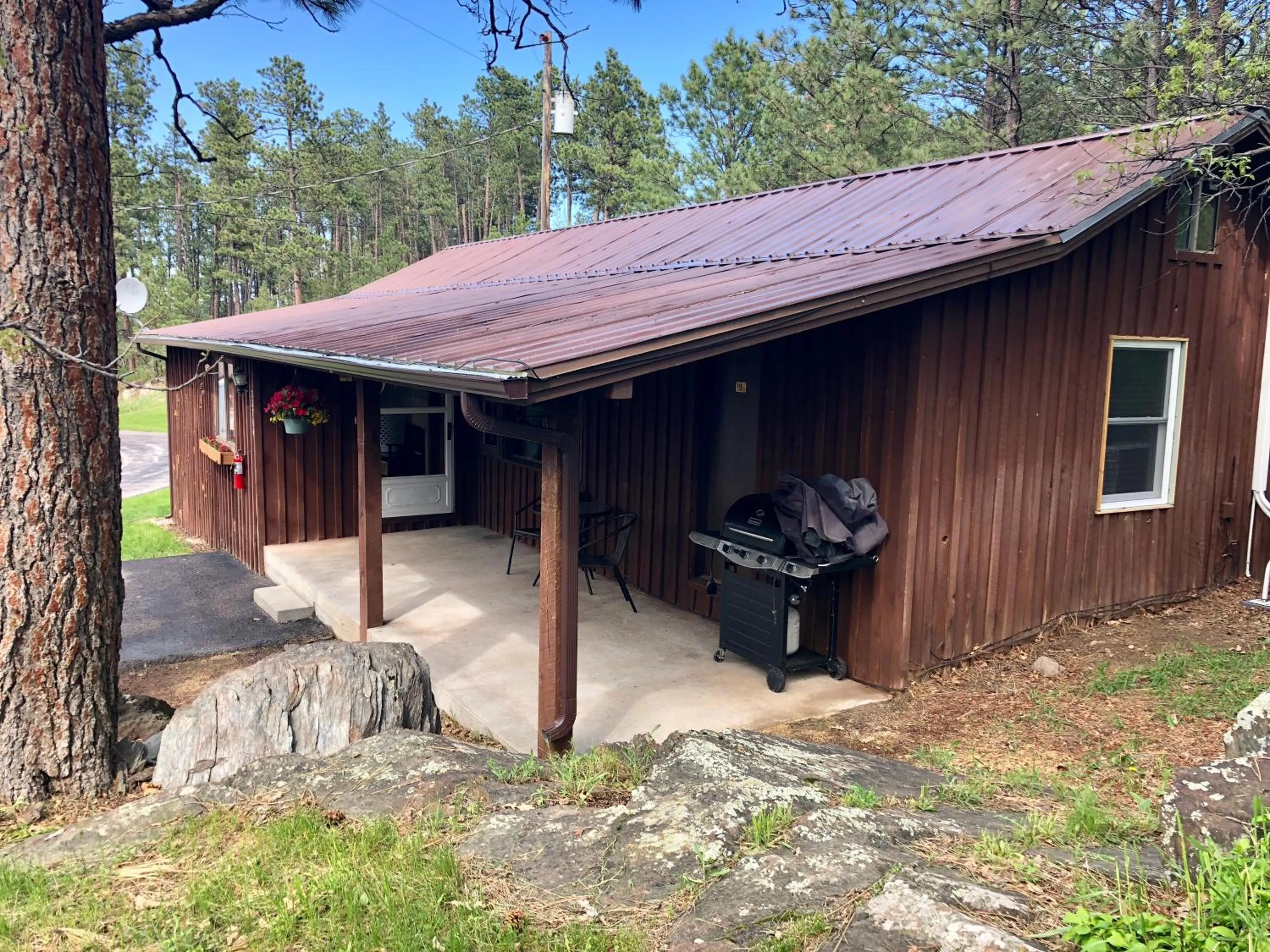 Property building in Rockerville Lodge & Cabins