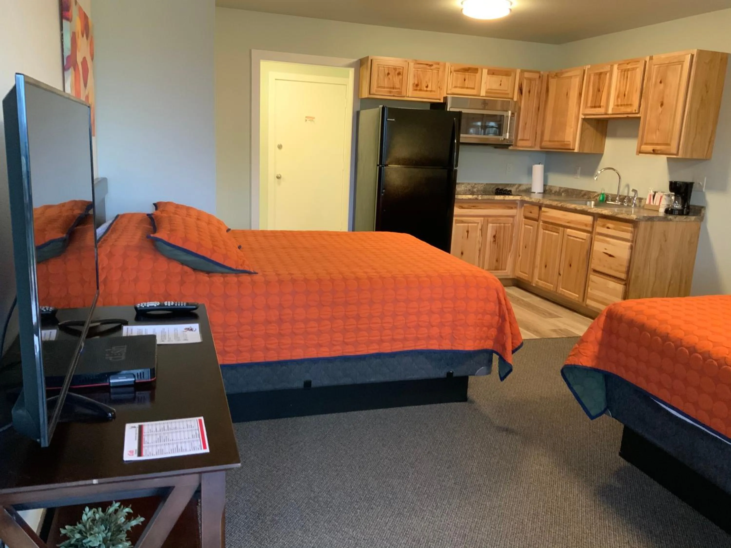 Photo of the whole room, Bed in Rockerville Lodge & Cabins