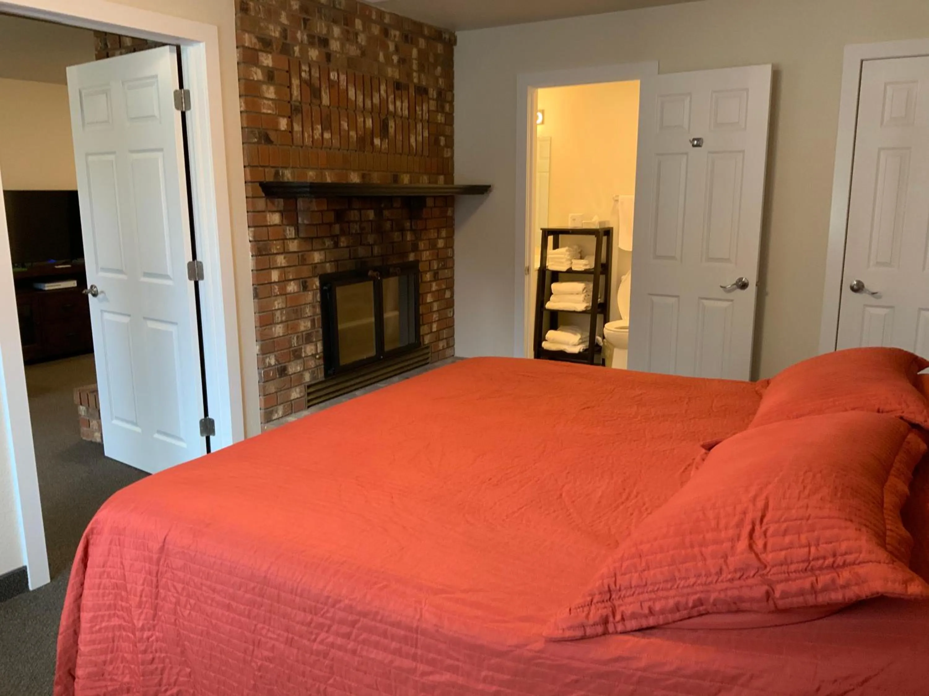 Bed in Rockerville Lodge & Cabins