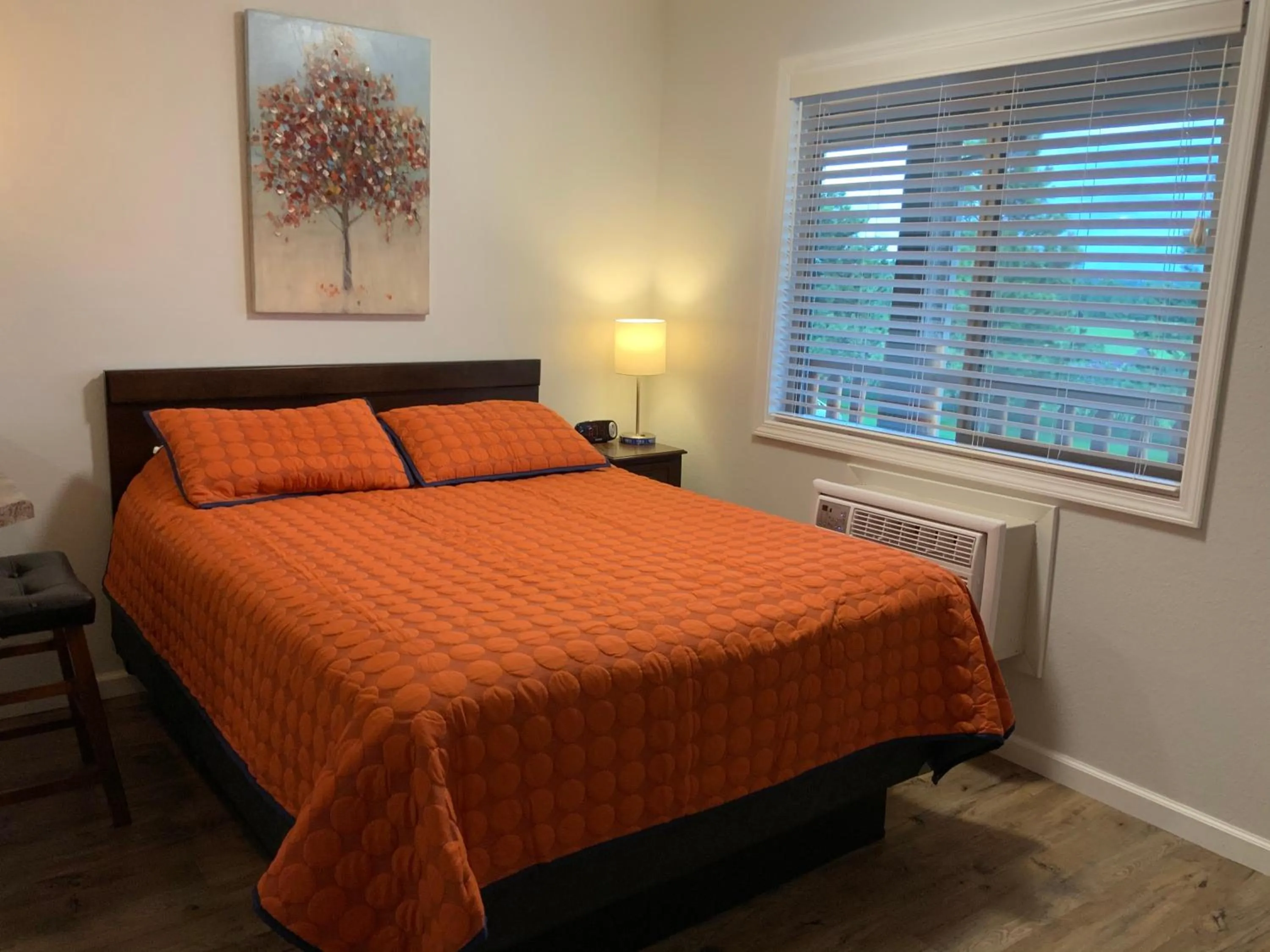 Bed in Rockerville Lodge & Cabins