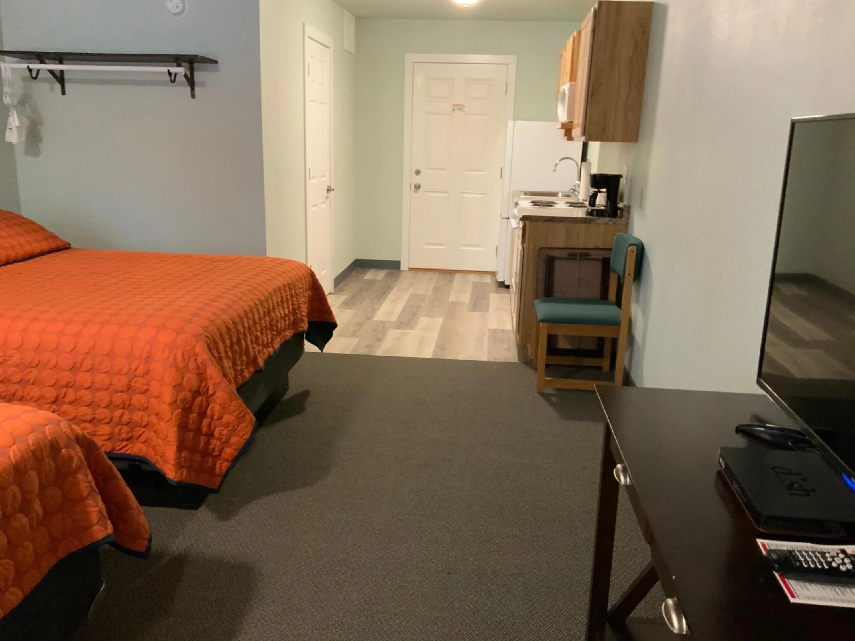 Kitchen or kitchenette, Bed in Rockerville Lodge & Cabins