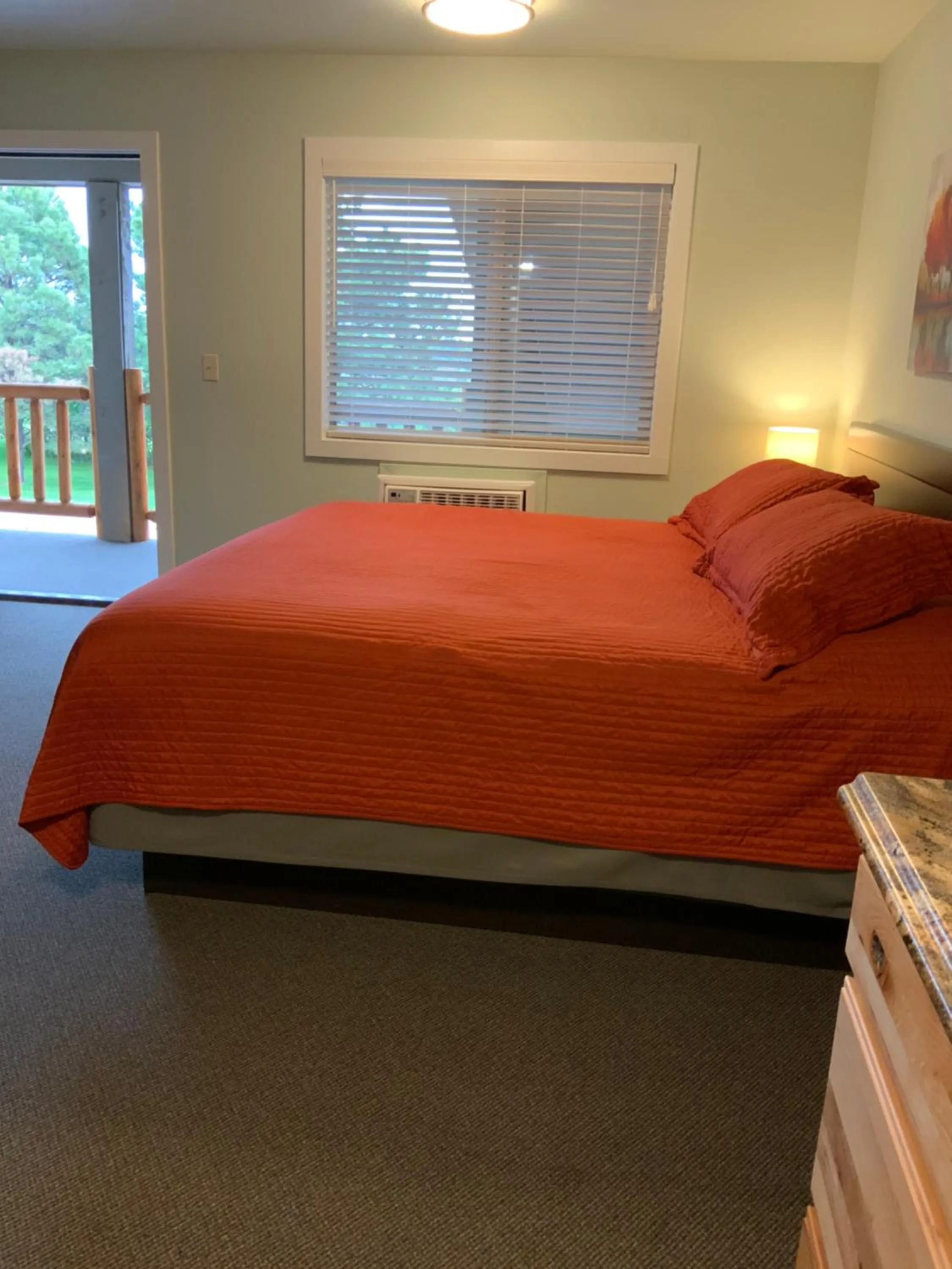 Bed in Rockerville Lodge & Cabins