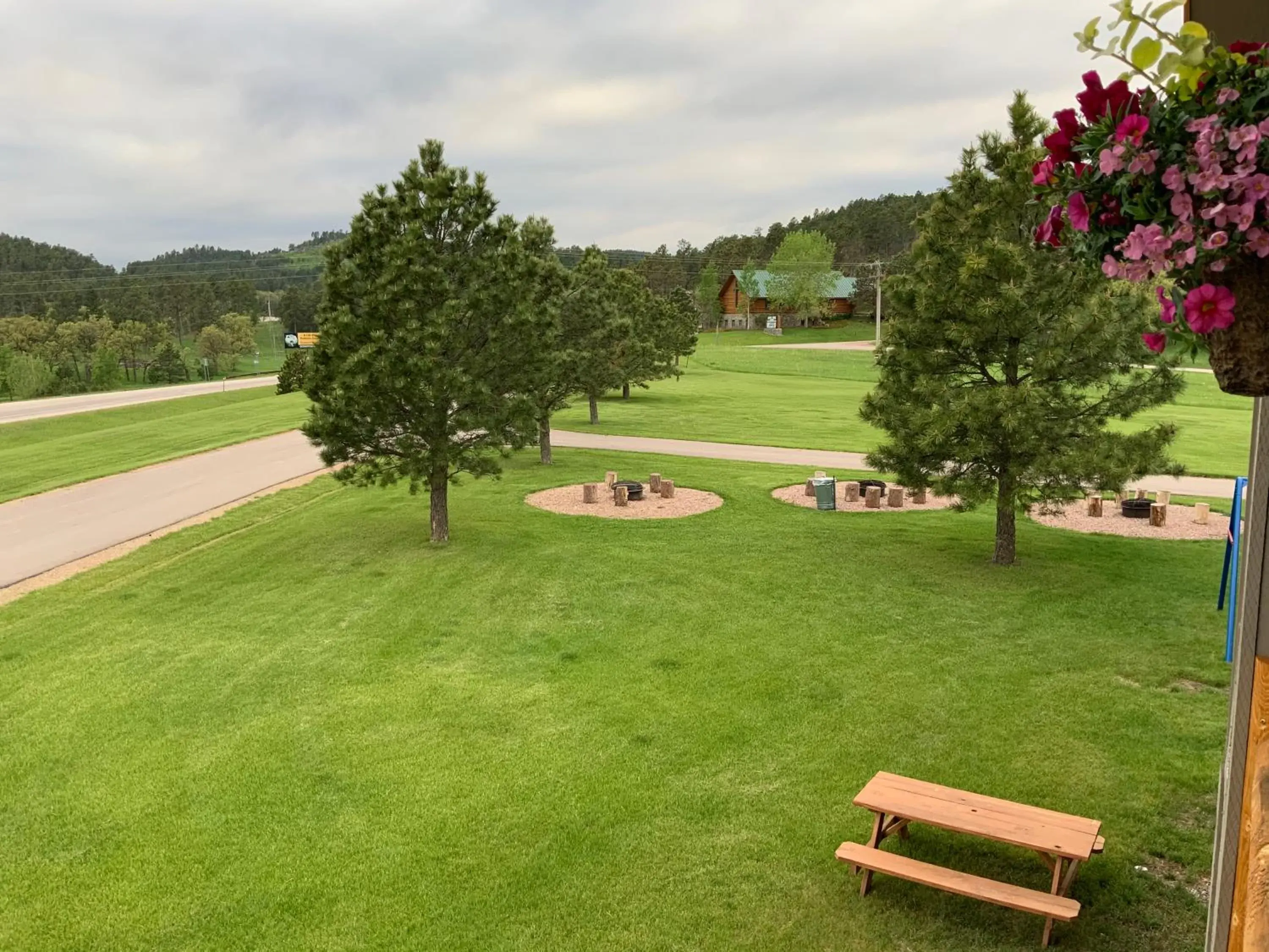 Deluxe Queen Suite in Rockerville Lodge & Cabins Deluxe Queen Suite in Rockerville Lodge & Cabins