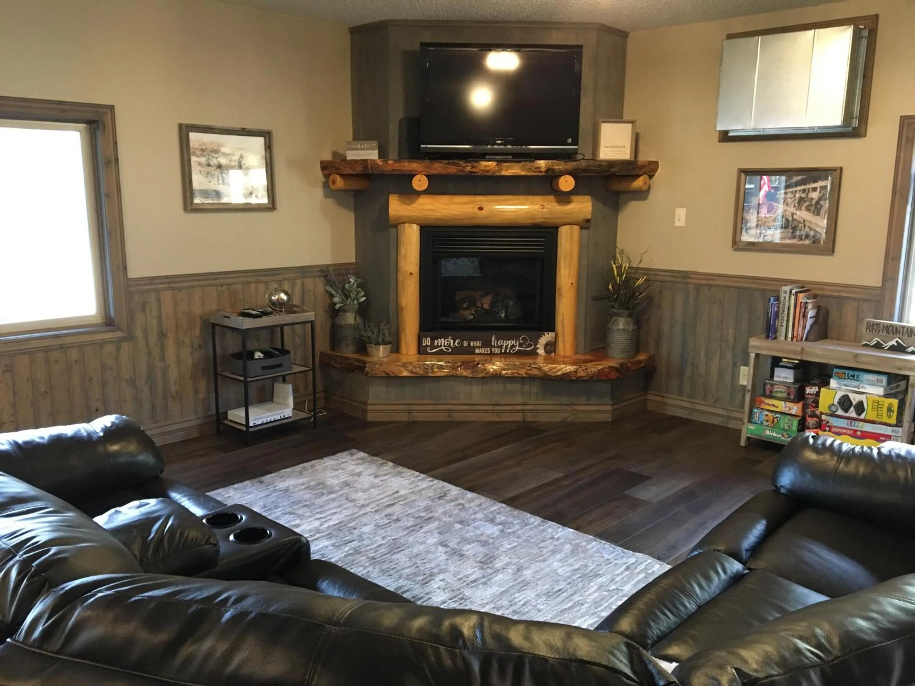 Communal lounge/ TV room in Rockerville Lodge & Cabins