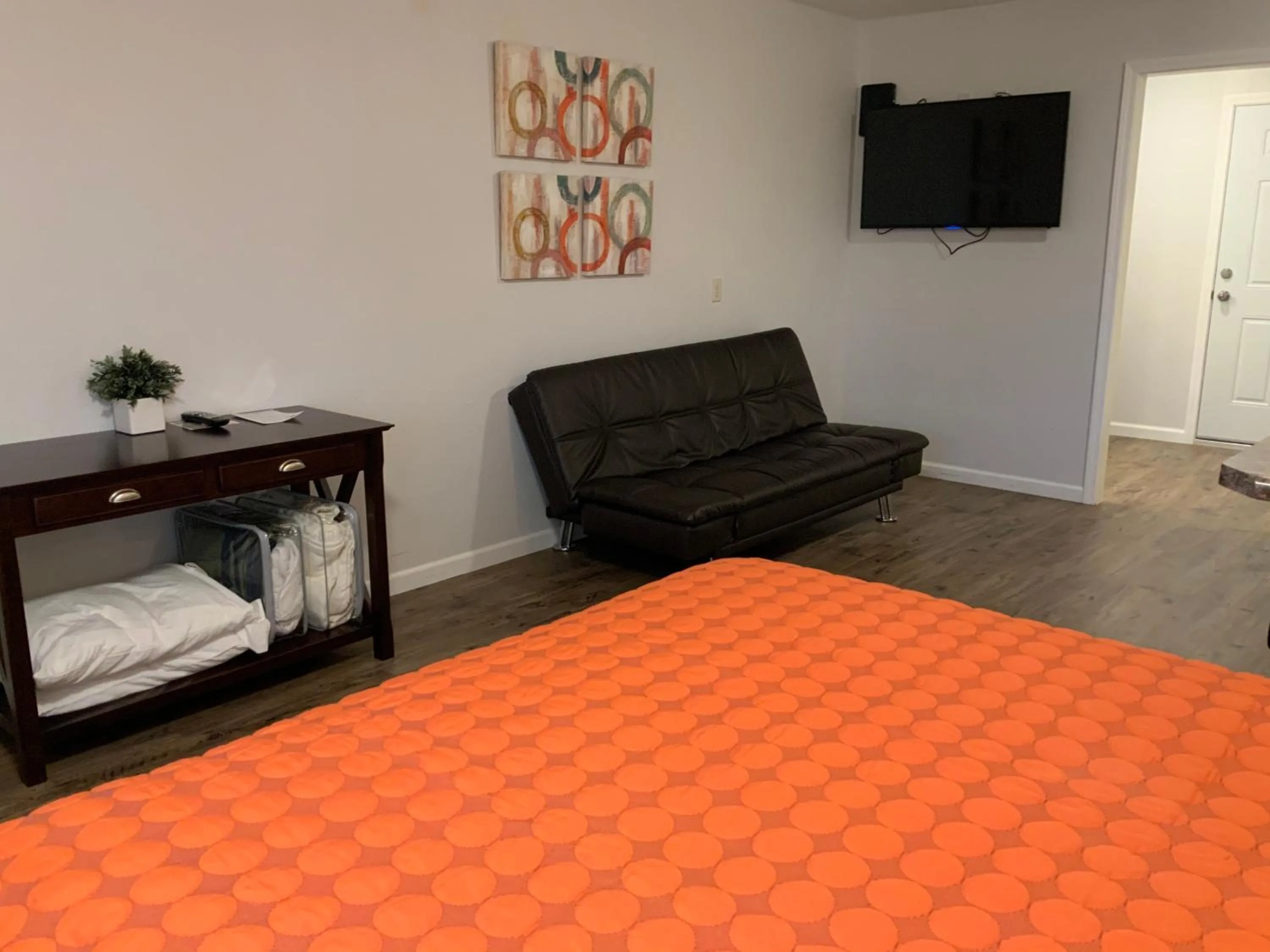 TV and multimedia, Bed in Rockerville Lodge & Cabins