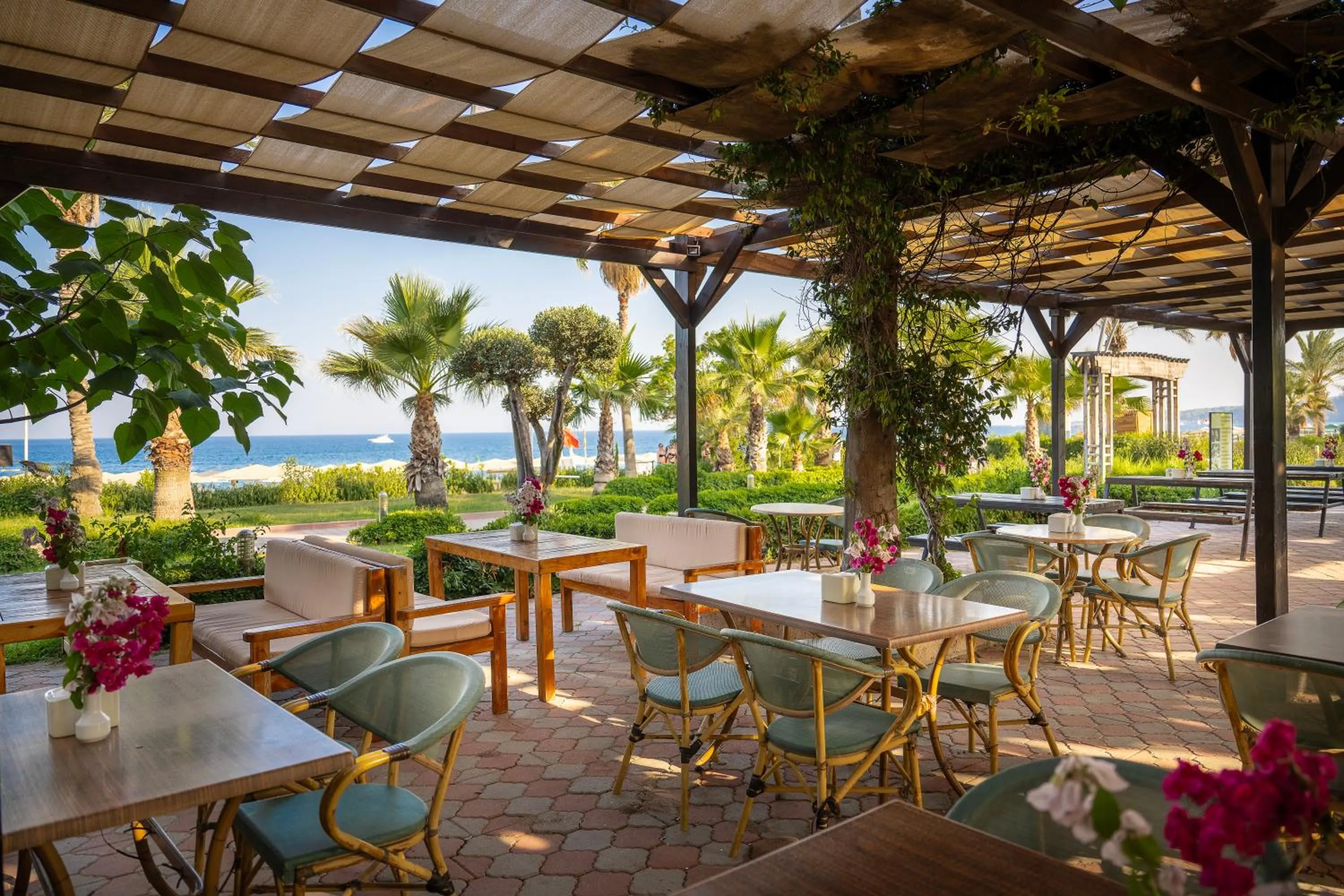 Lounge or bar in L'Oceanica Beach Resort