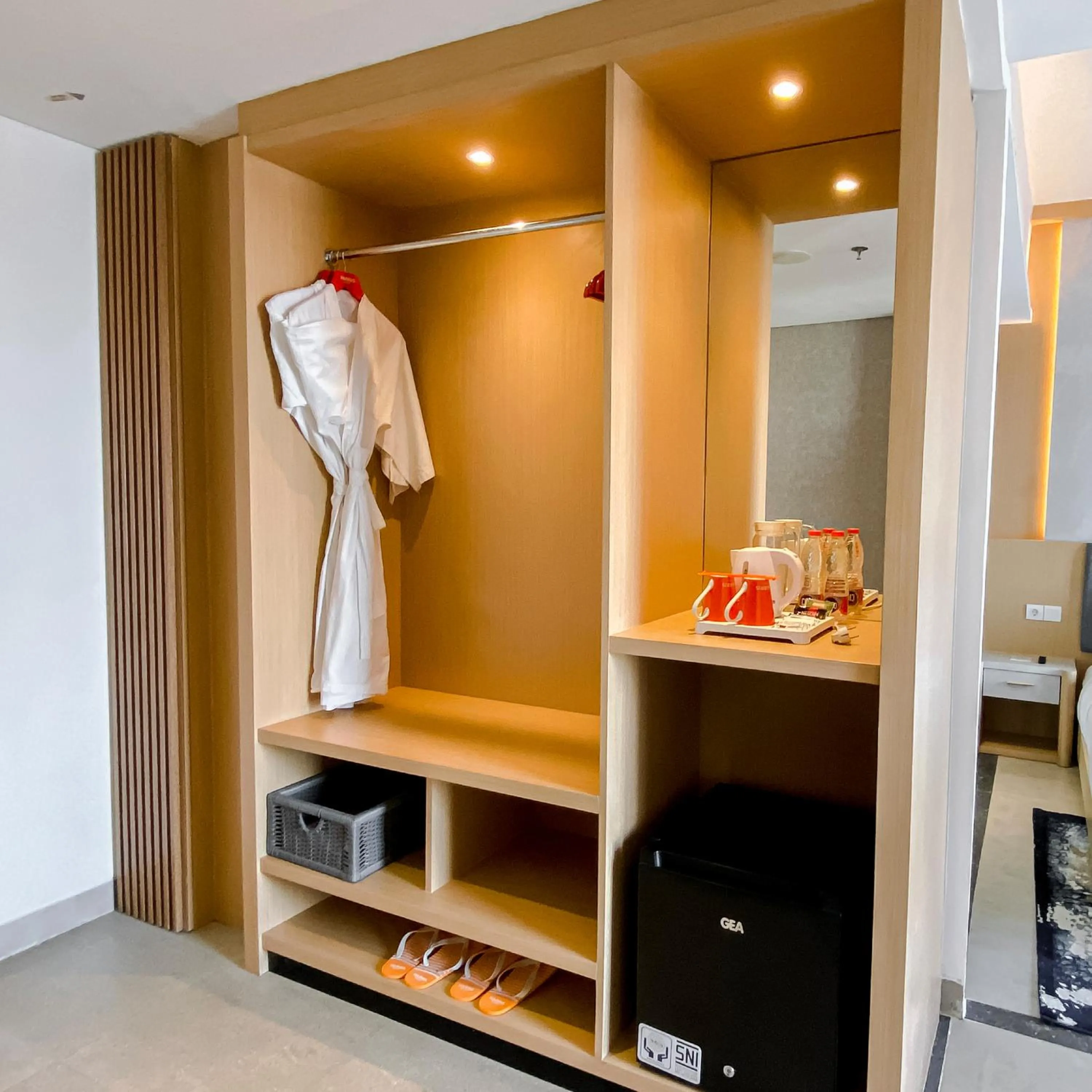 wardrobe in HARRIS Hotel & Conventions Solo