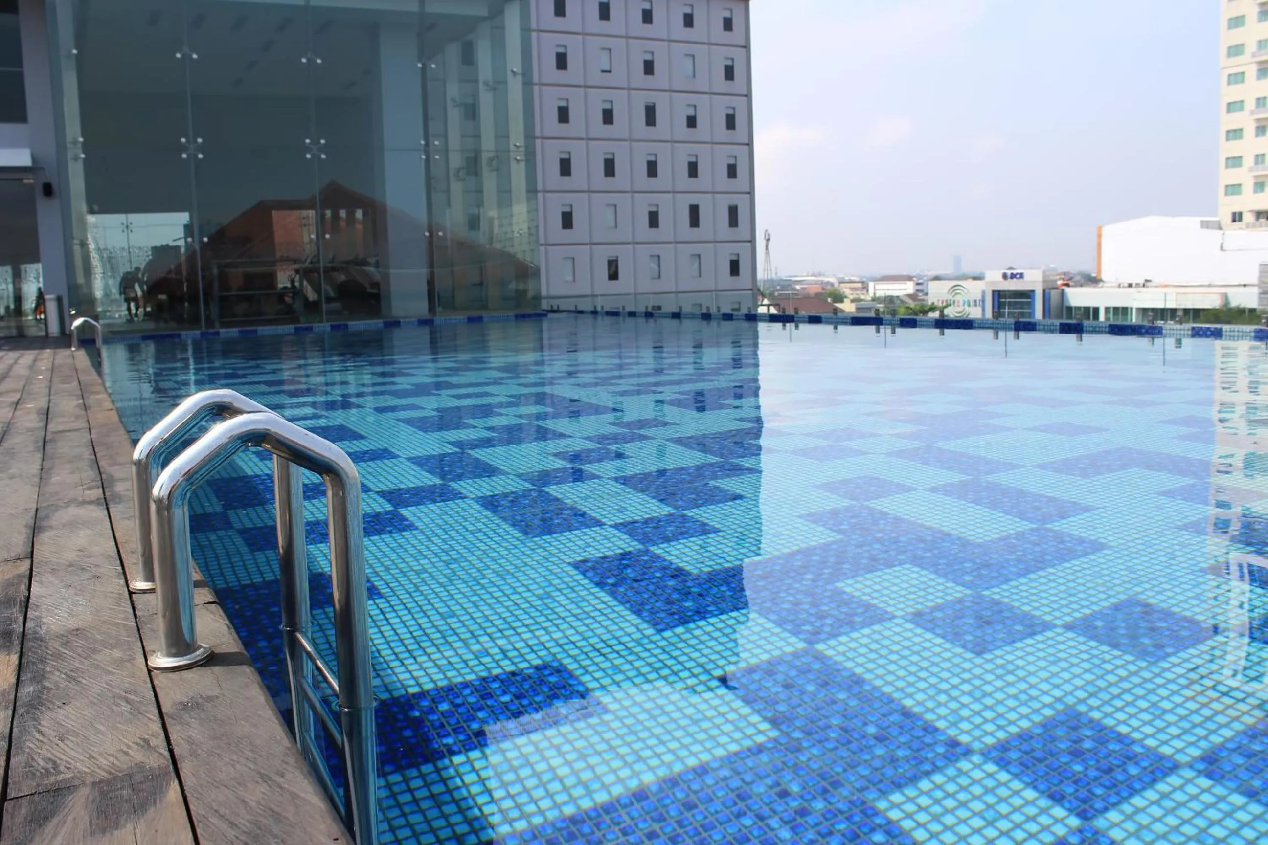 Swimming pool in HARRIS Hotel & Conventions Solo