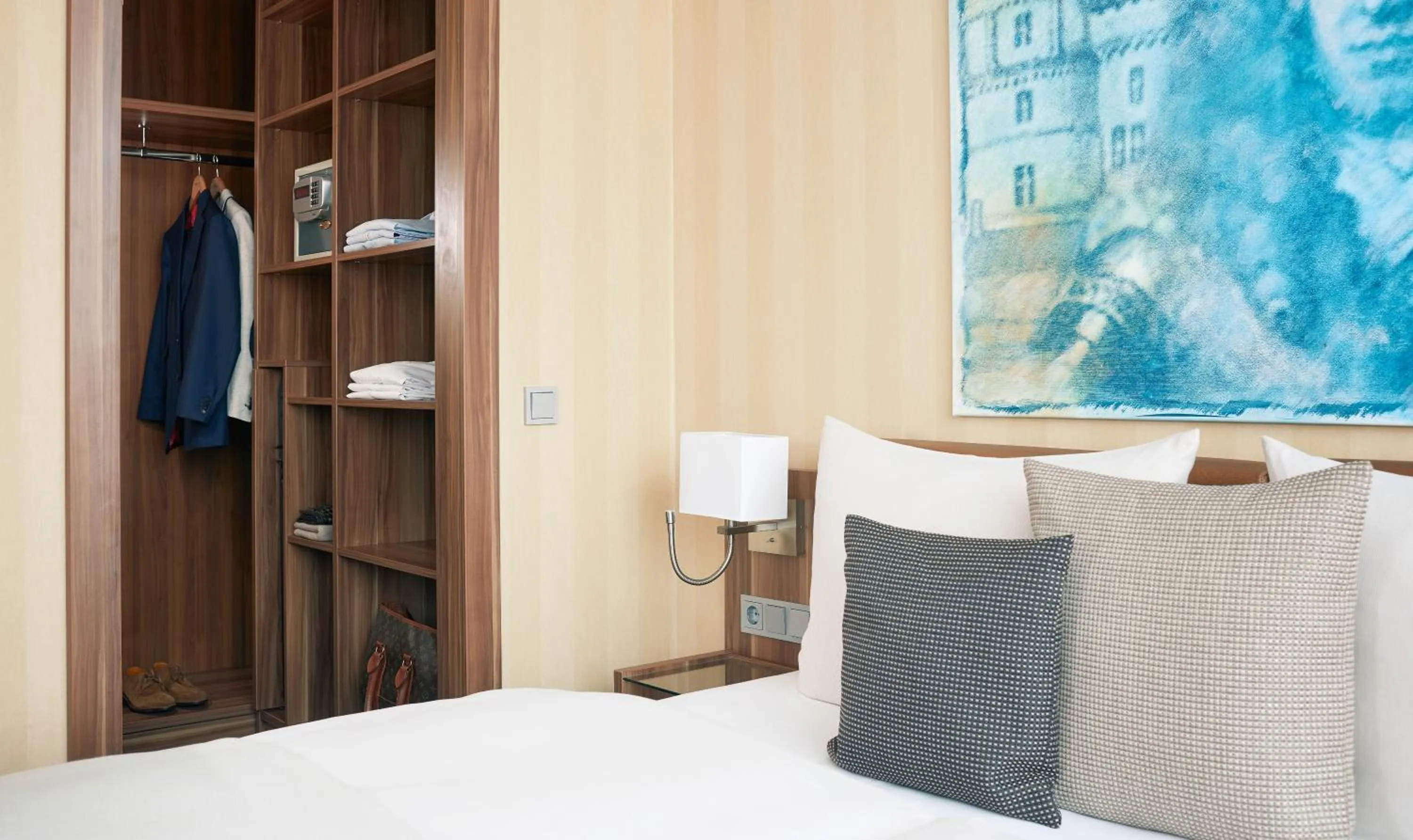 Photo of the whole room, Bed in Living Hotel Düsseldorf