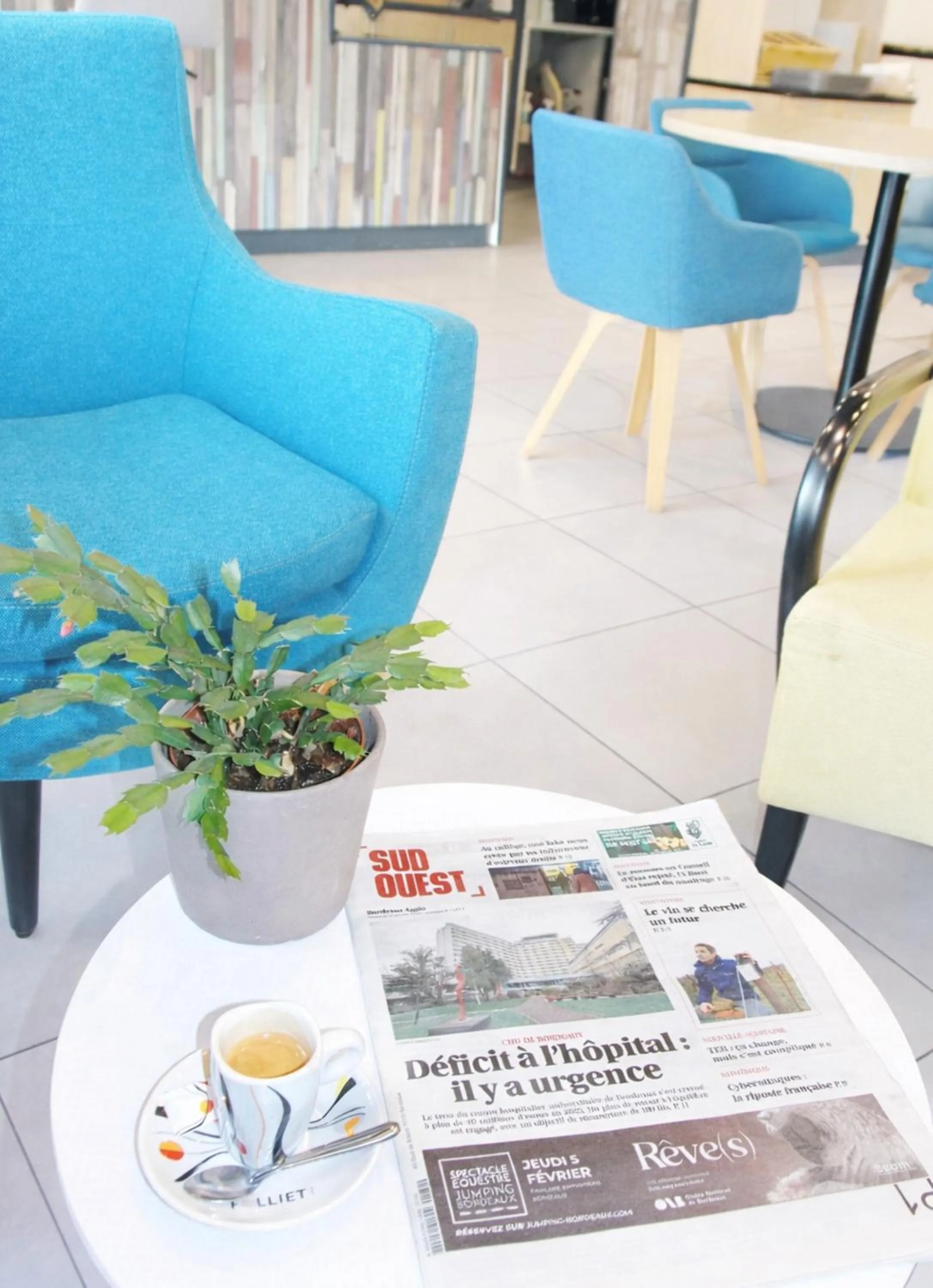 Communal lounge/ TV room in Kyriad Bordeaux - Merignac Aéroport