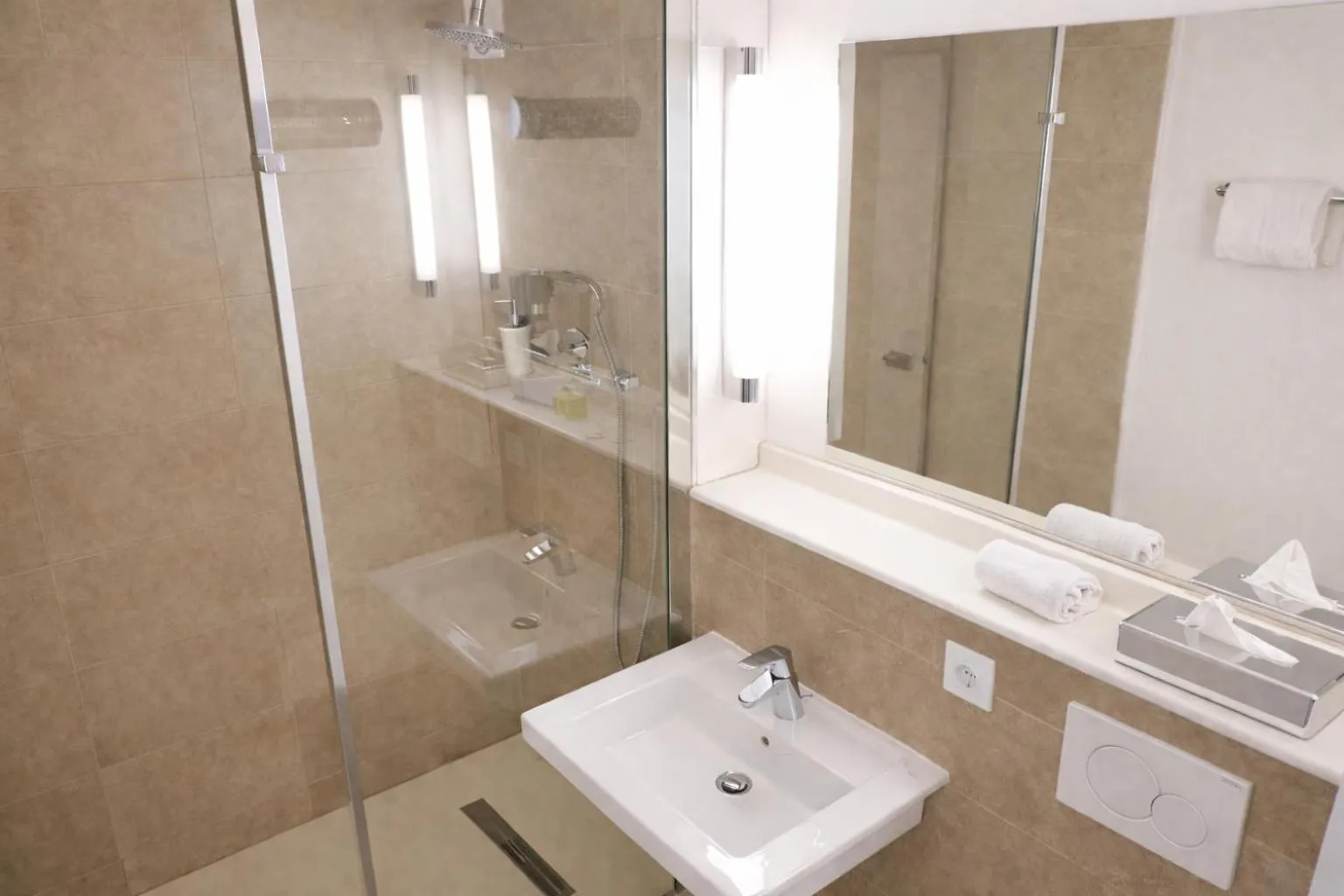 Shower in Kyriad Bordeaux - Merignac Aéroport