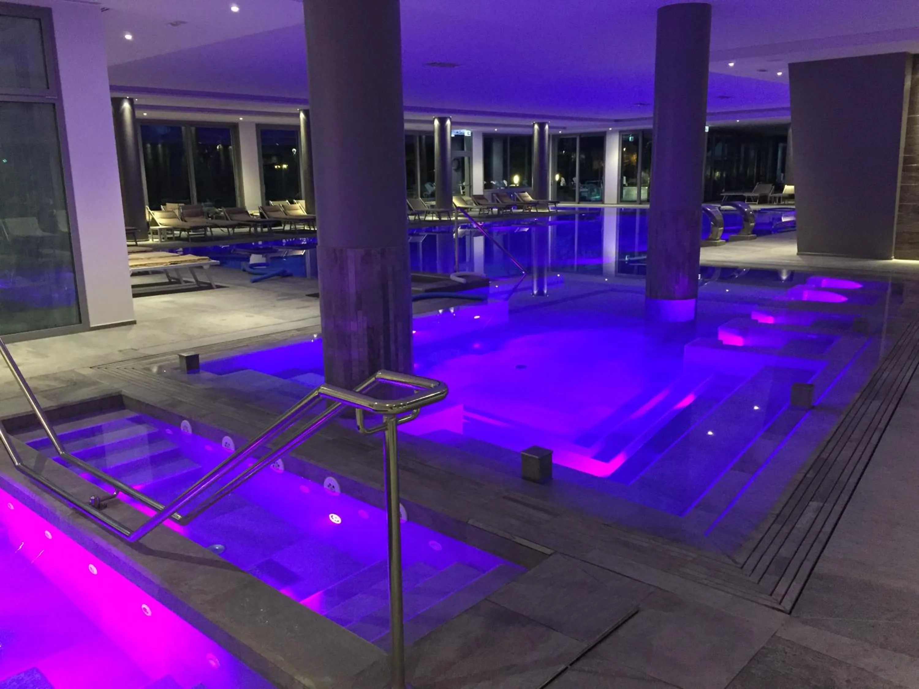 Night in Hotel Harrys' Garden