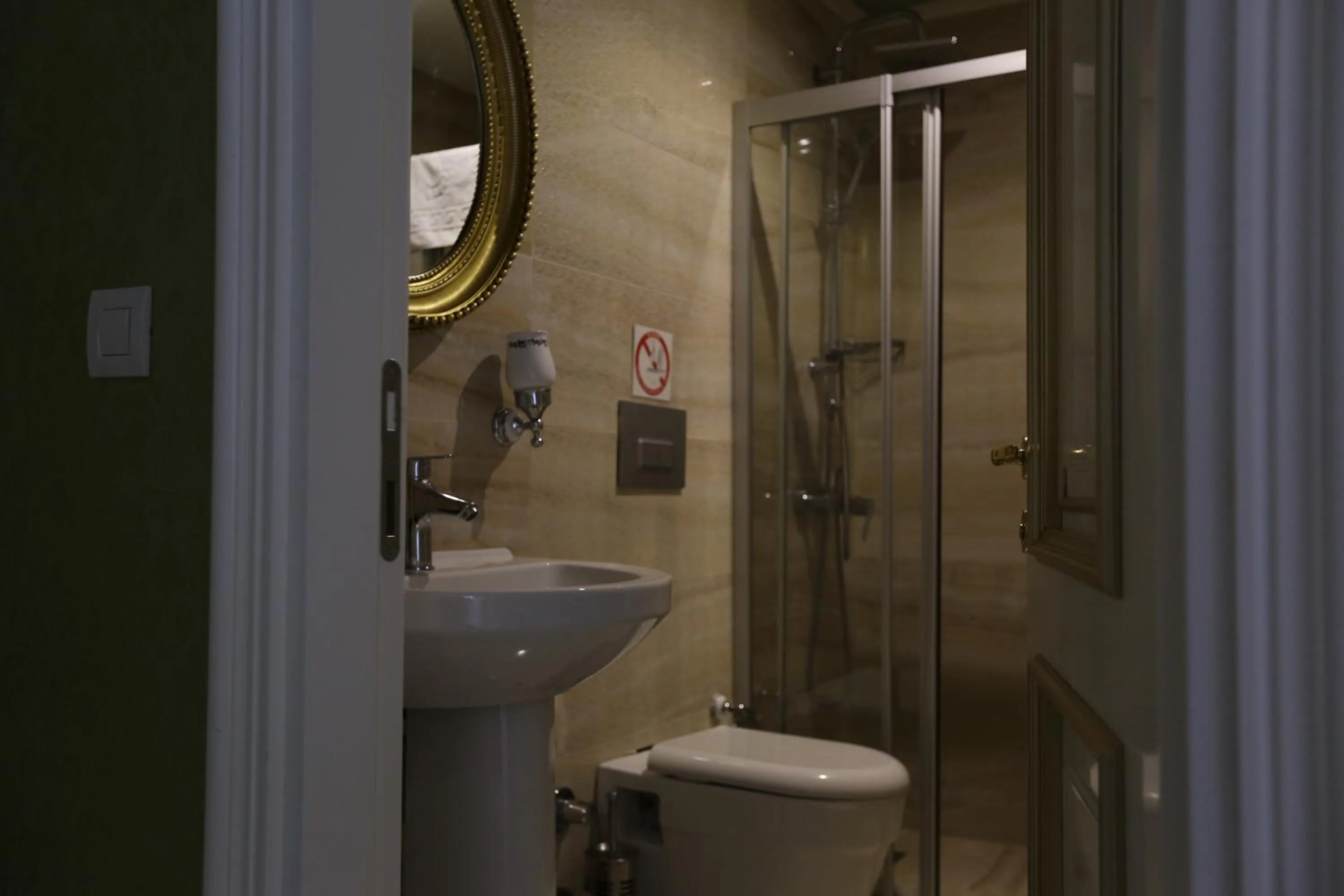 Bathroom in Hotel Queens Land