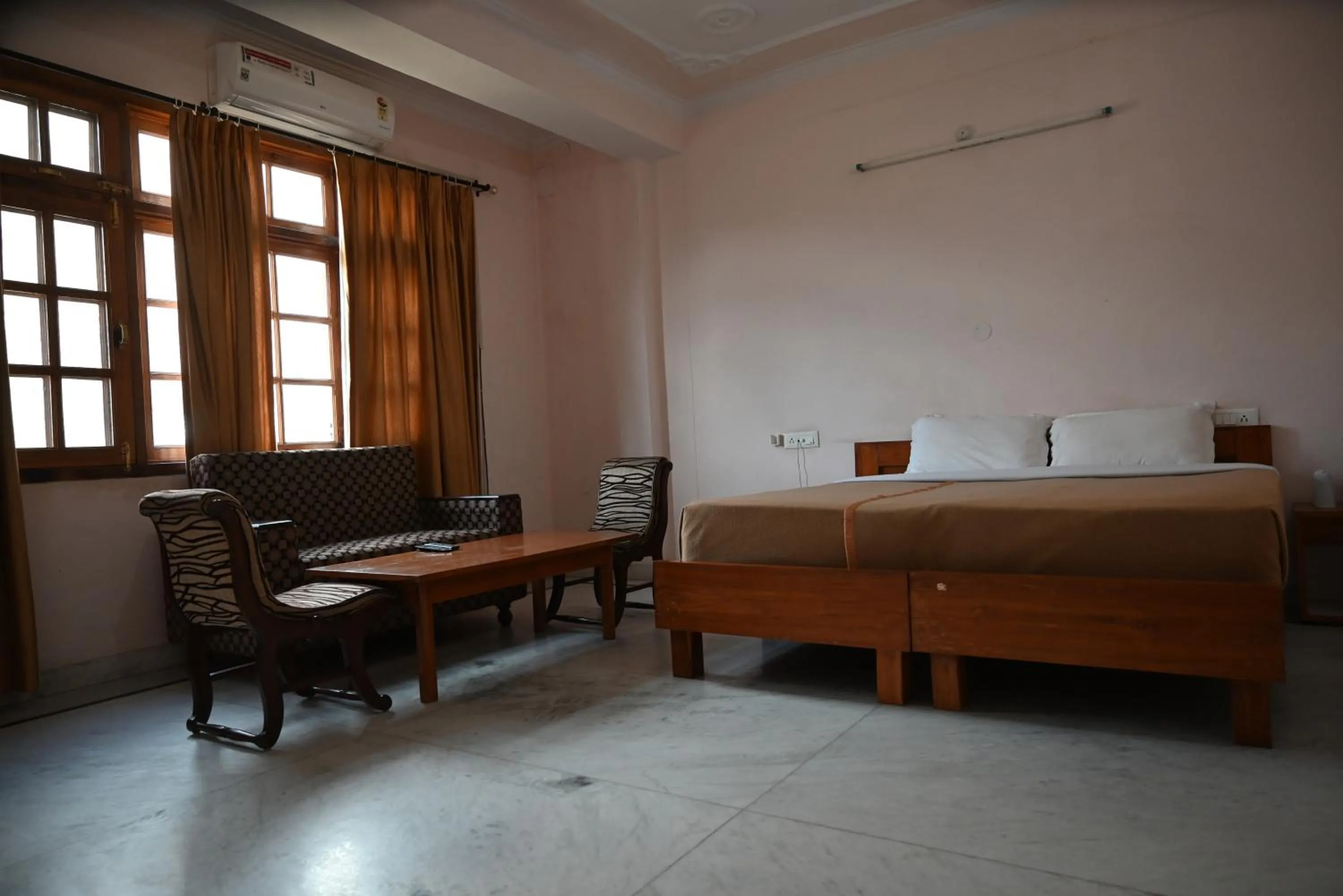 Bed in Hotel Atul Regency