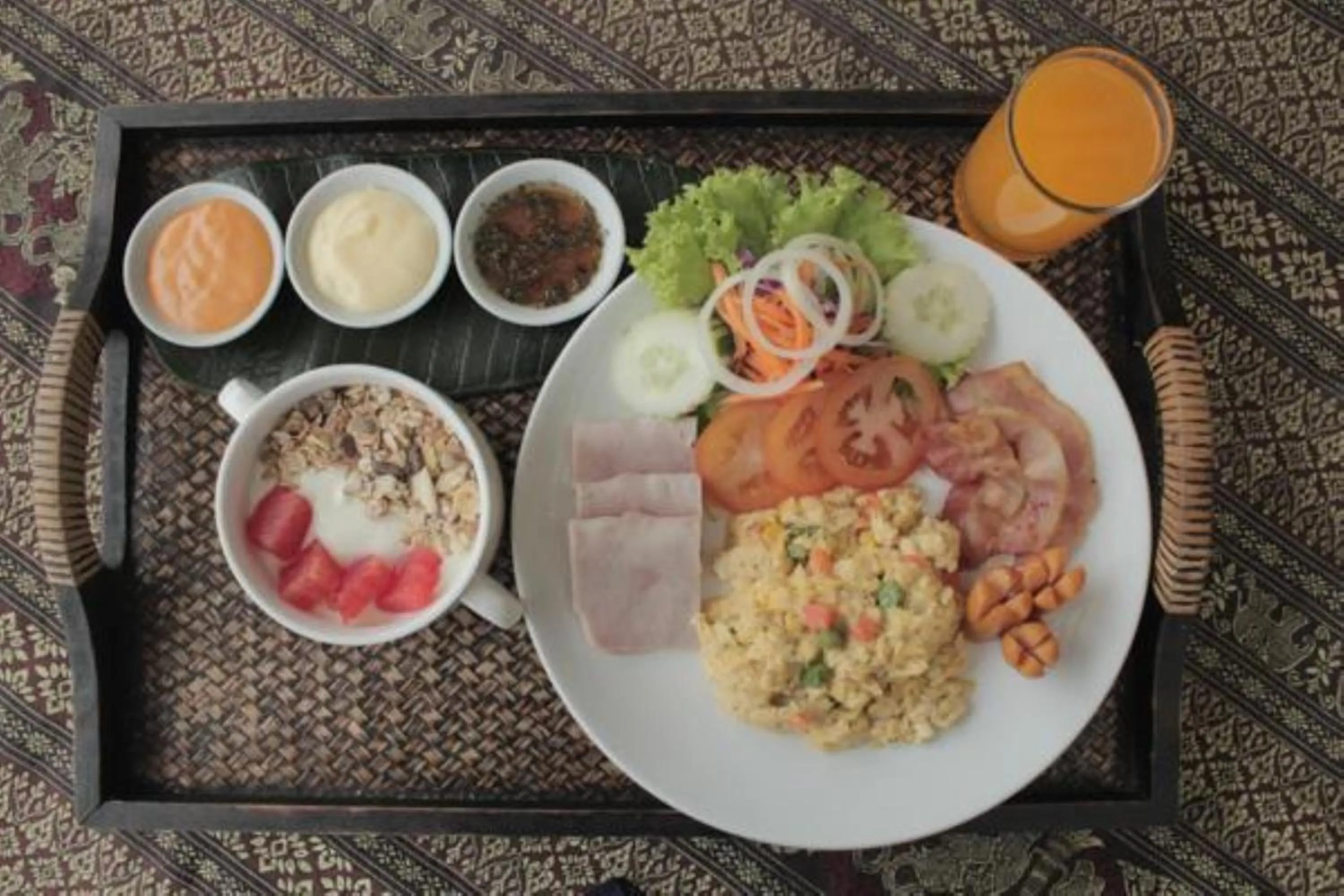 Food and drinks in Hua Hin White Villa Hotel - SHA Certified