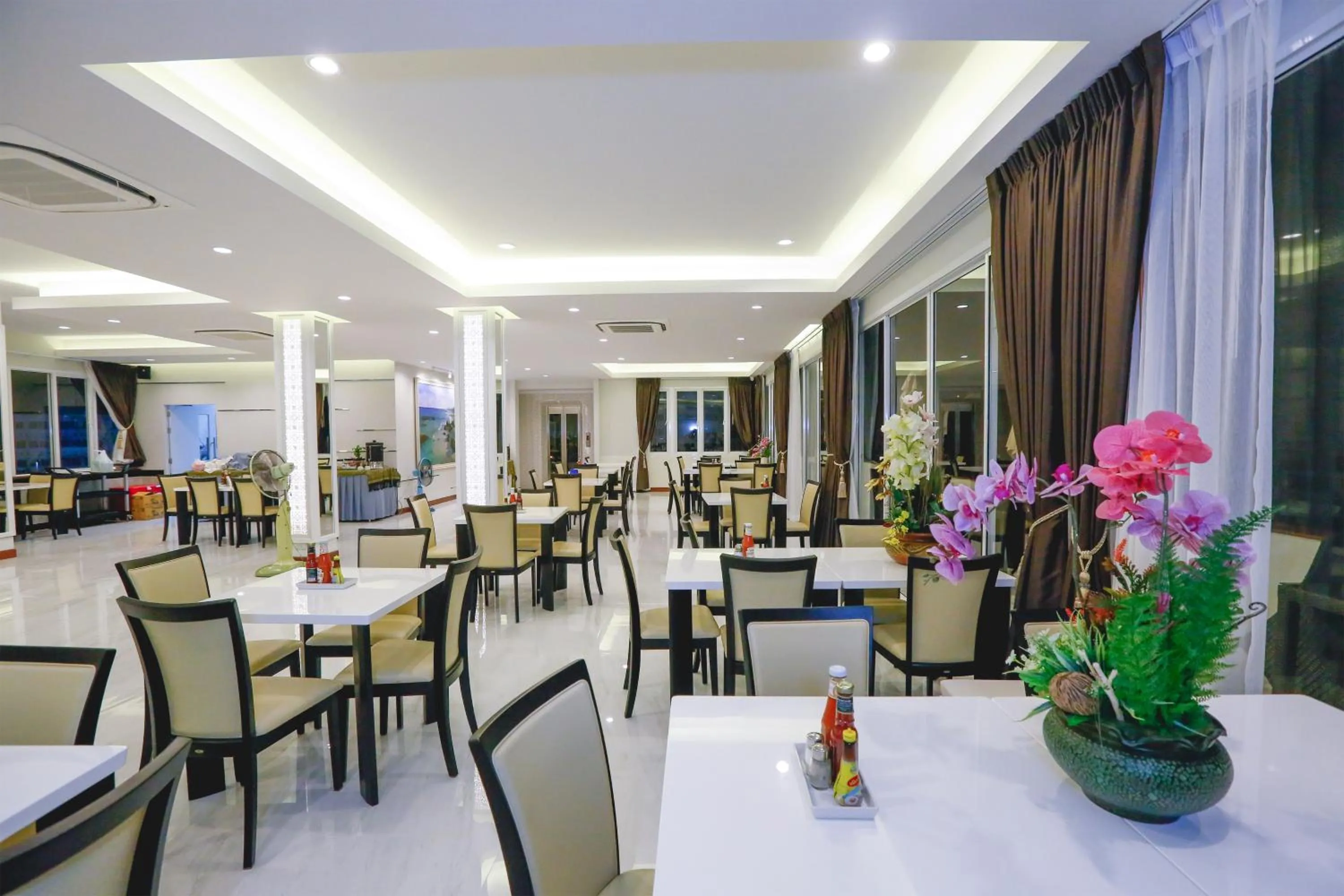 Hua Hin White Villa Hotel - SHA Certified