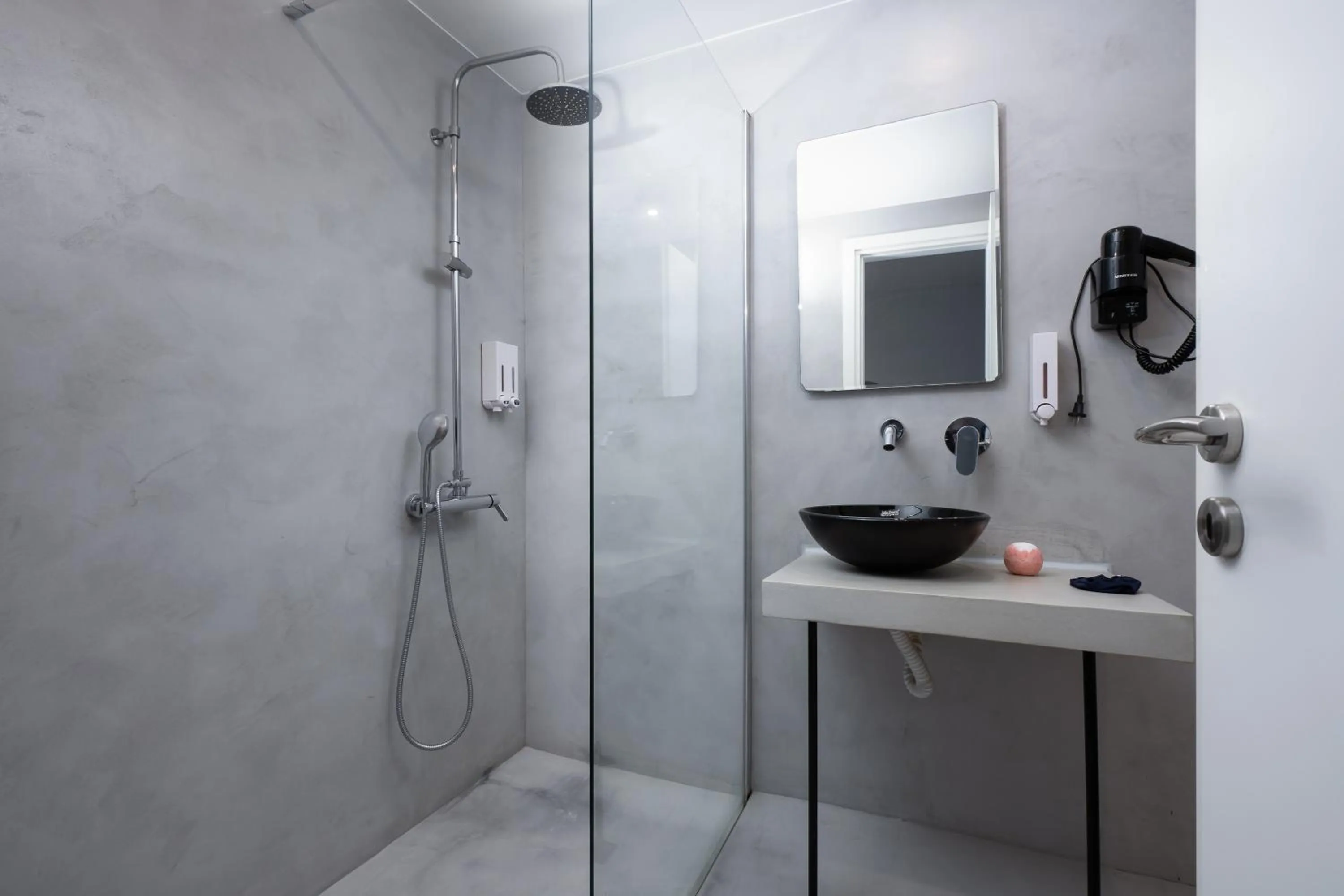 Shower in Enattica Monastiraki Living