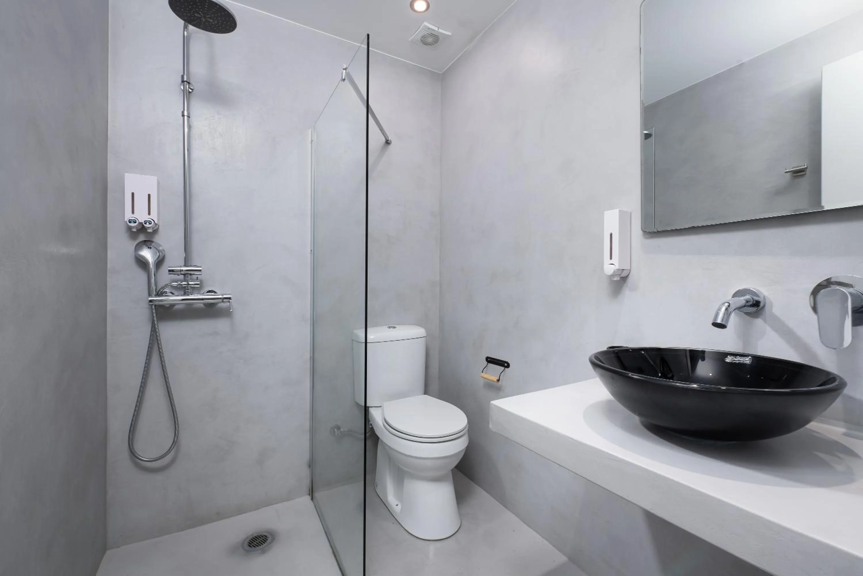 Shower in Enattica Monastiraki Living