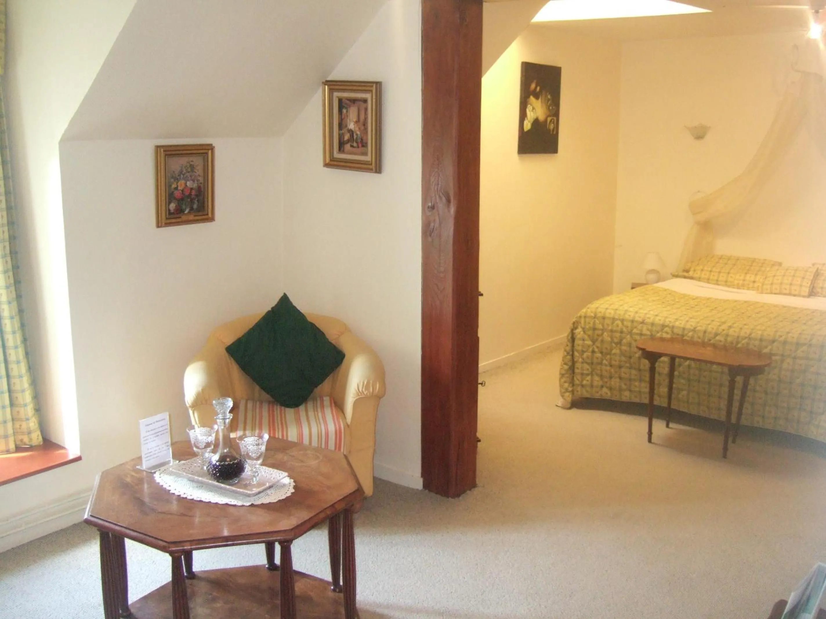 Photo of the whole room, Bed in Les Etangs de Guibert