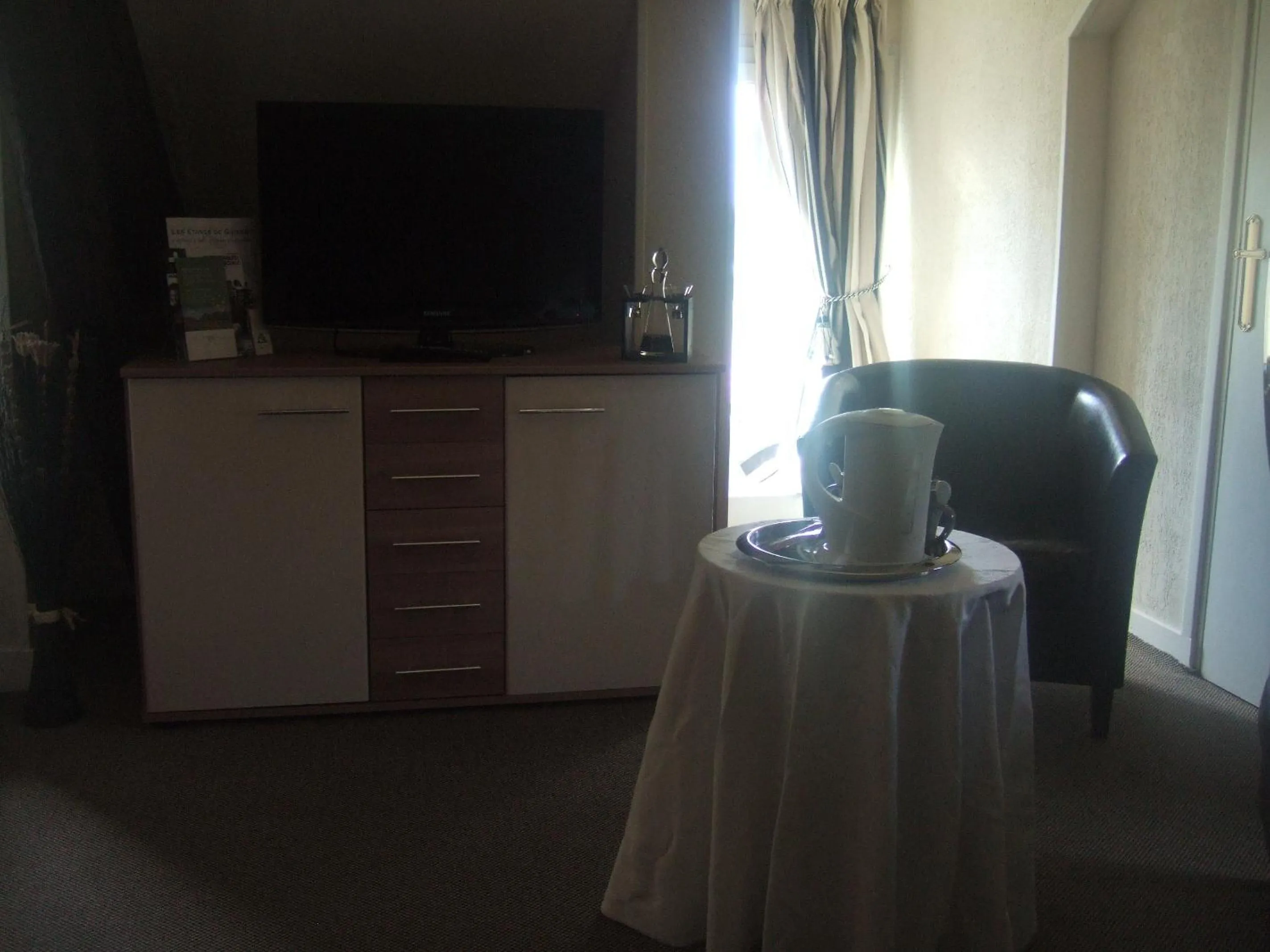 Photo of the whole room in Les Etangs de Guibert