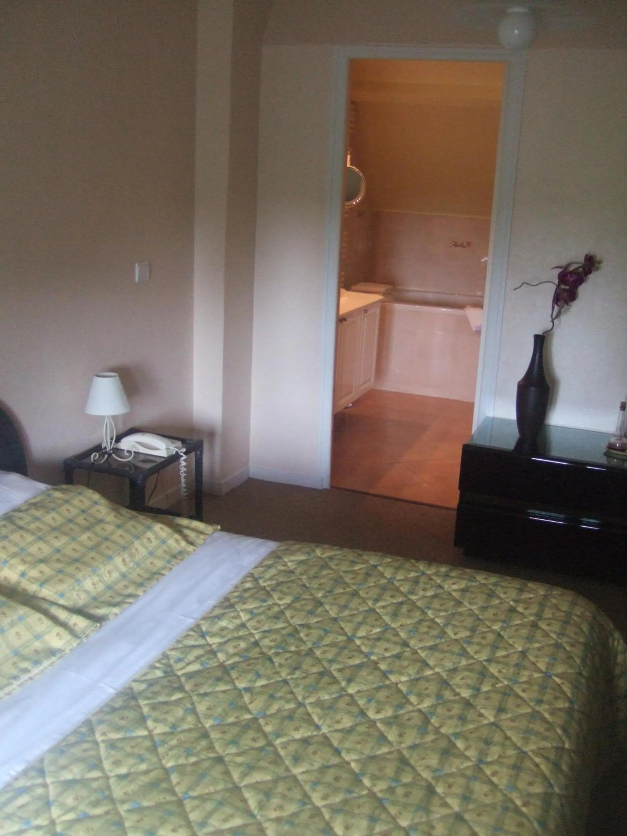 Photo of the whole room, Bed in Les Etangs de Guibert