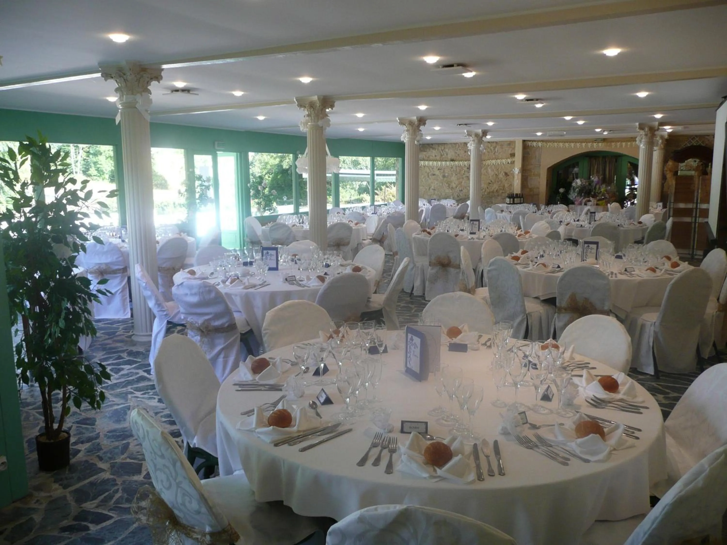 Restaurant/places to eat in Les Etangs de Guibert