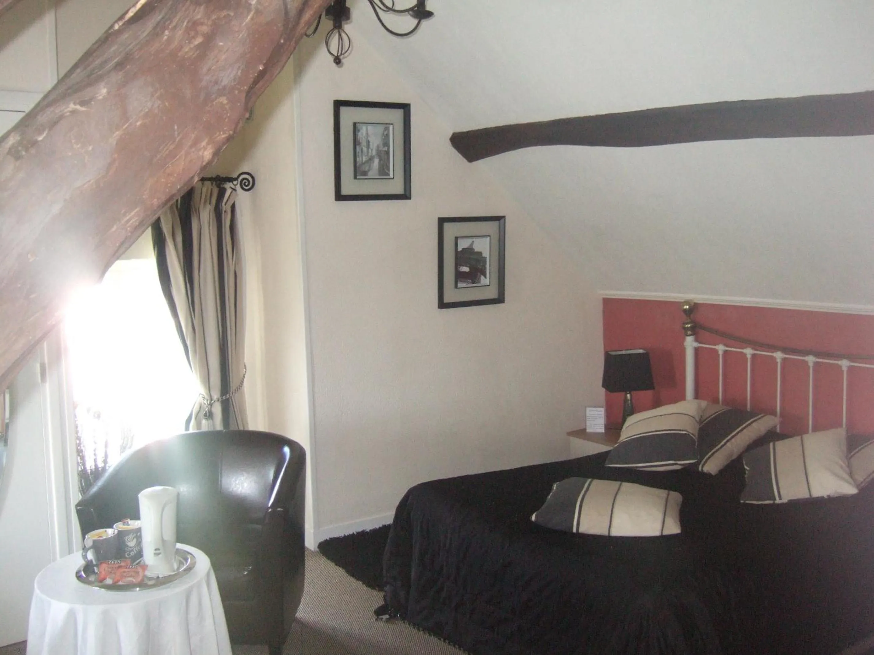 Photo of the whole room, Bed in Les Etangs de Guibert