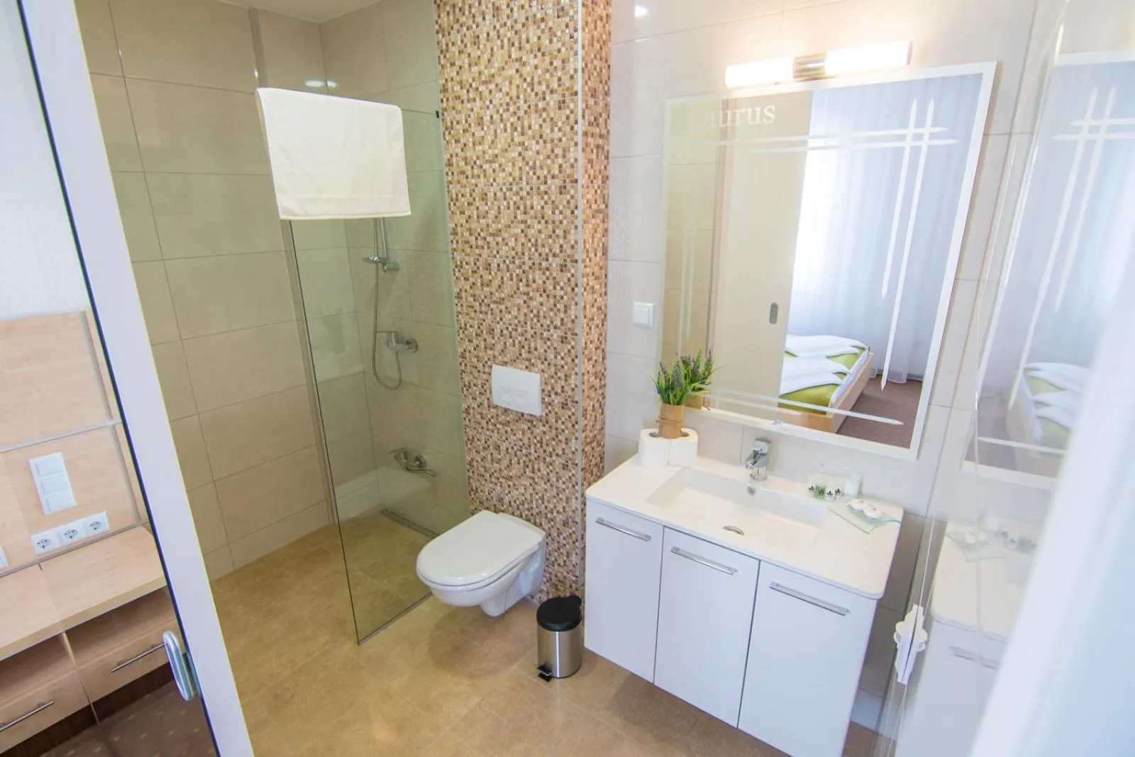 Shower in Laurus Motel Airport Tuzla