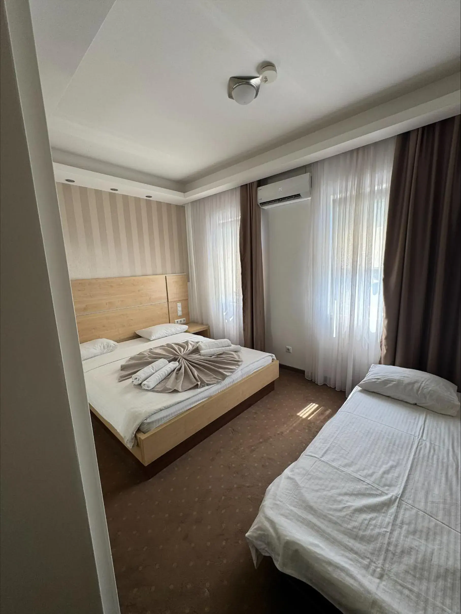 Classic Triple Room in Laurus Motel Airport Tuzla Classic Triple Room in Laurus Motel Airport Tuzla