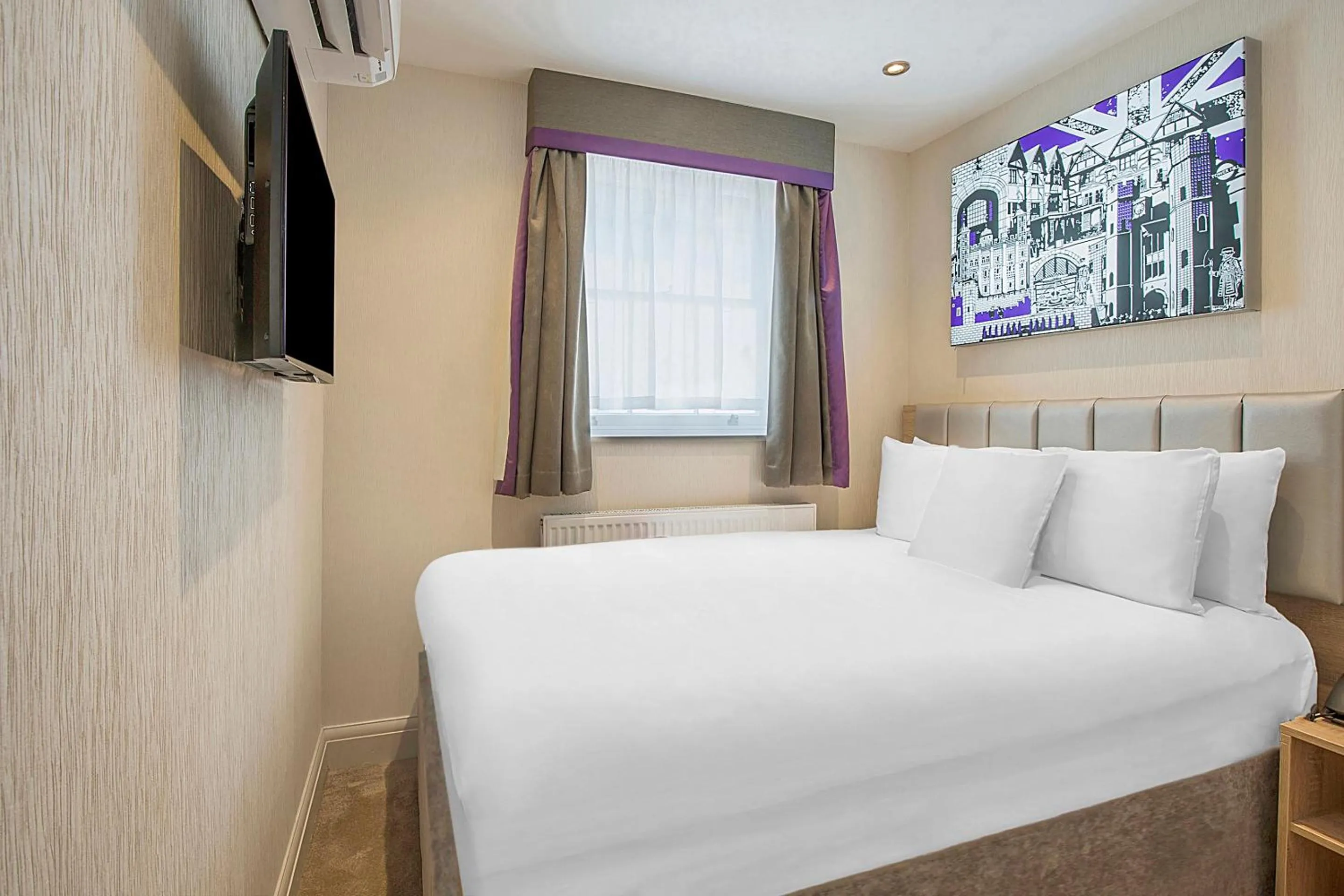 Bedroom in OYO Townhouse 30 Sussex Hotel, London Paddington