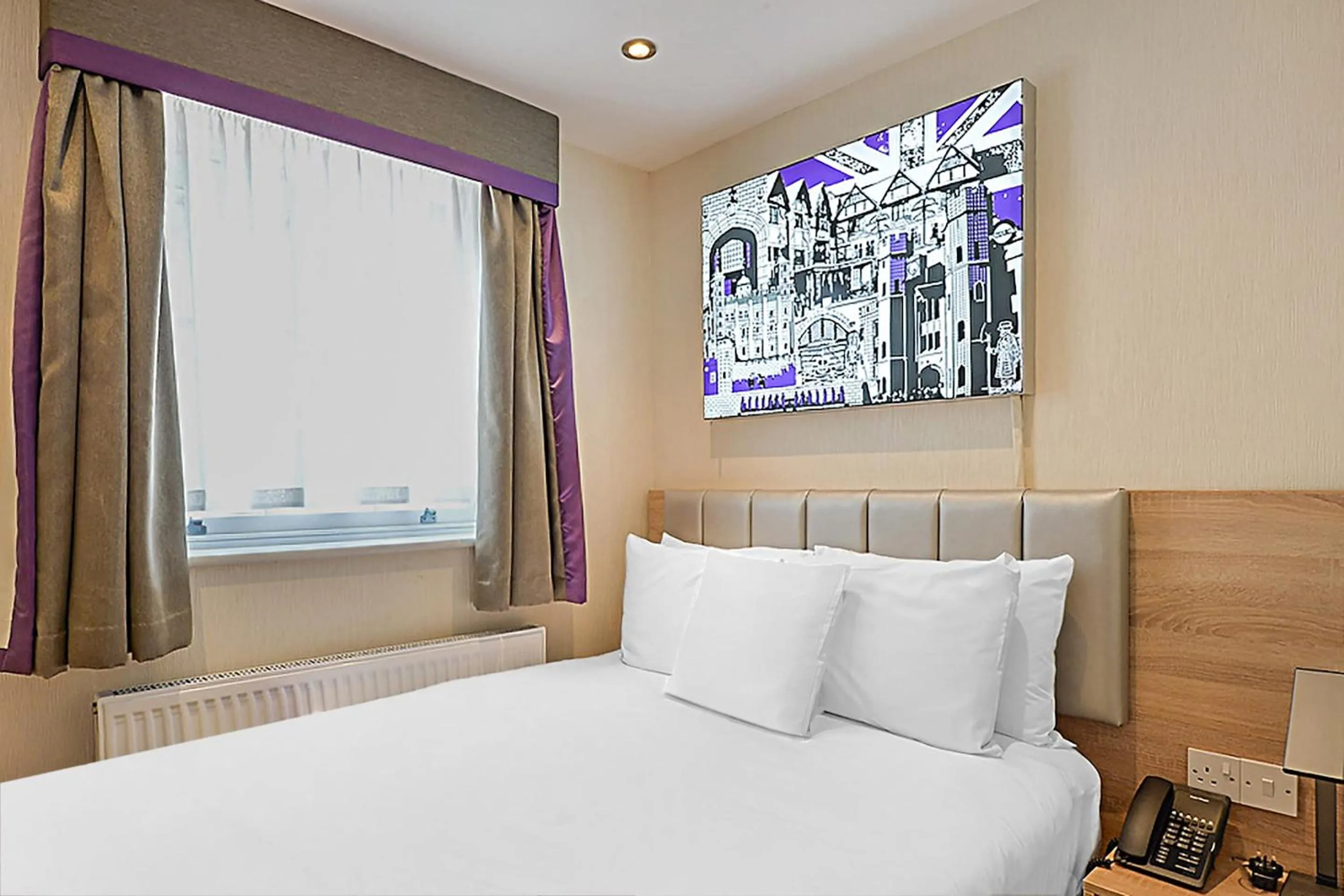 Bedroom in OYO Townhouse 30 Sussex Hotel, London Paddington