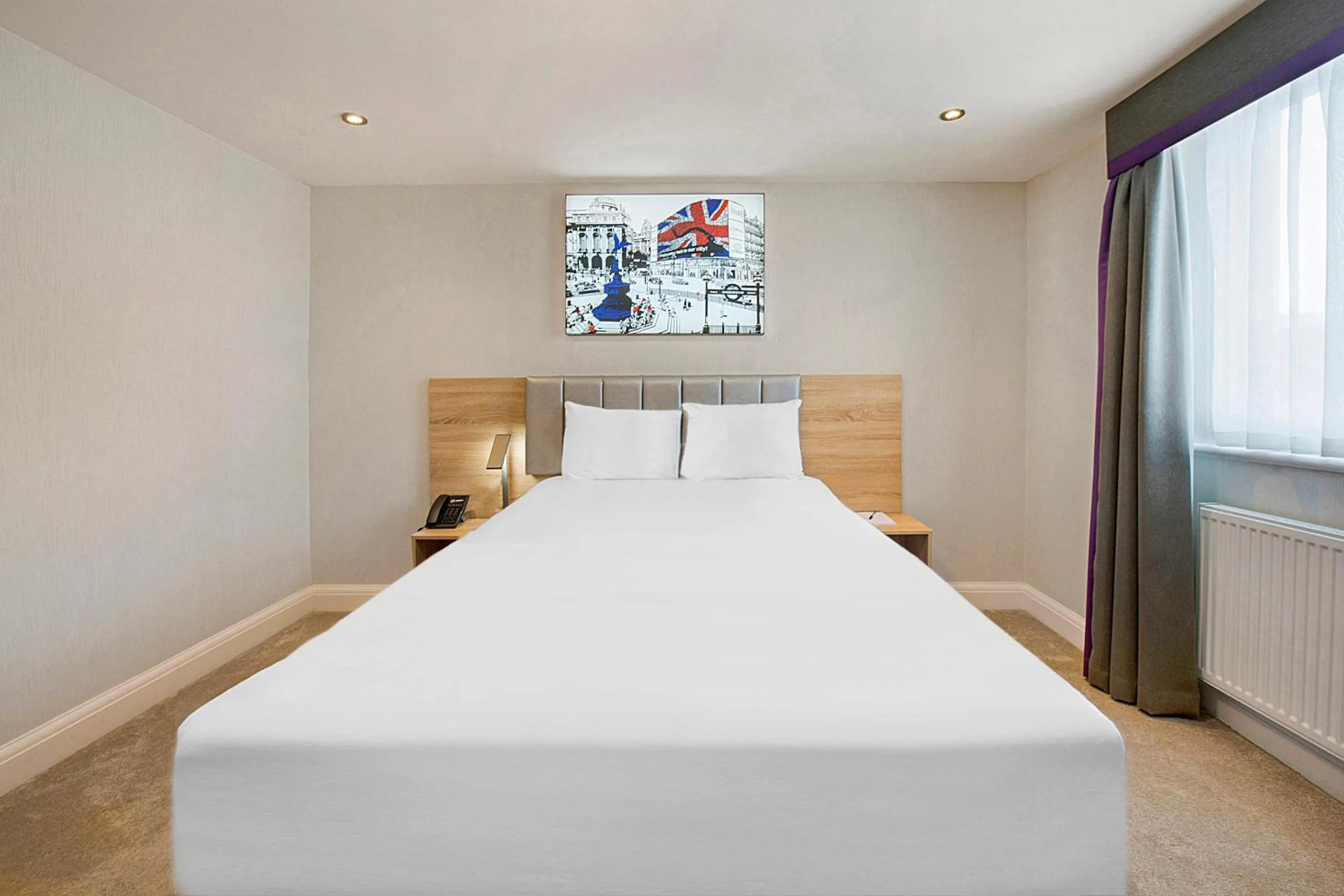 Bedroom in OYO Townhouse 30 Sussex Hotel, London Paddington