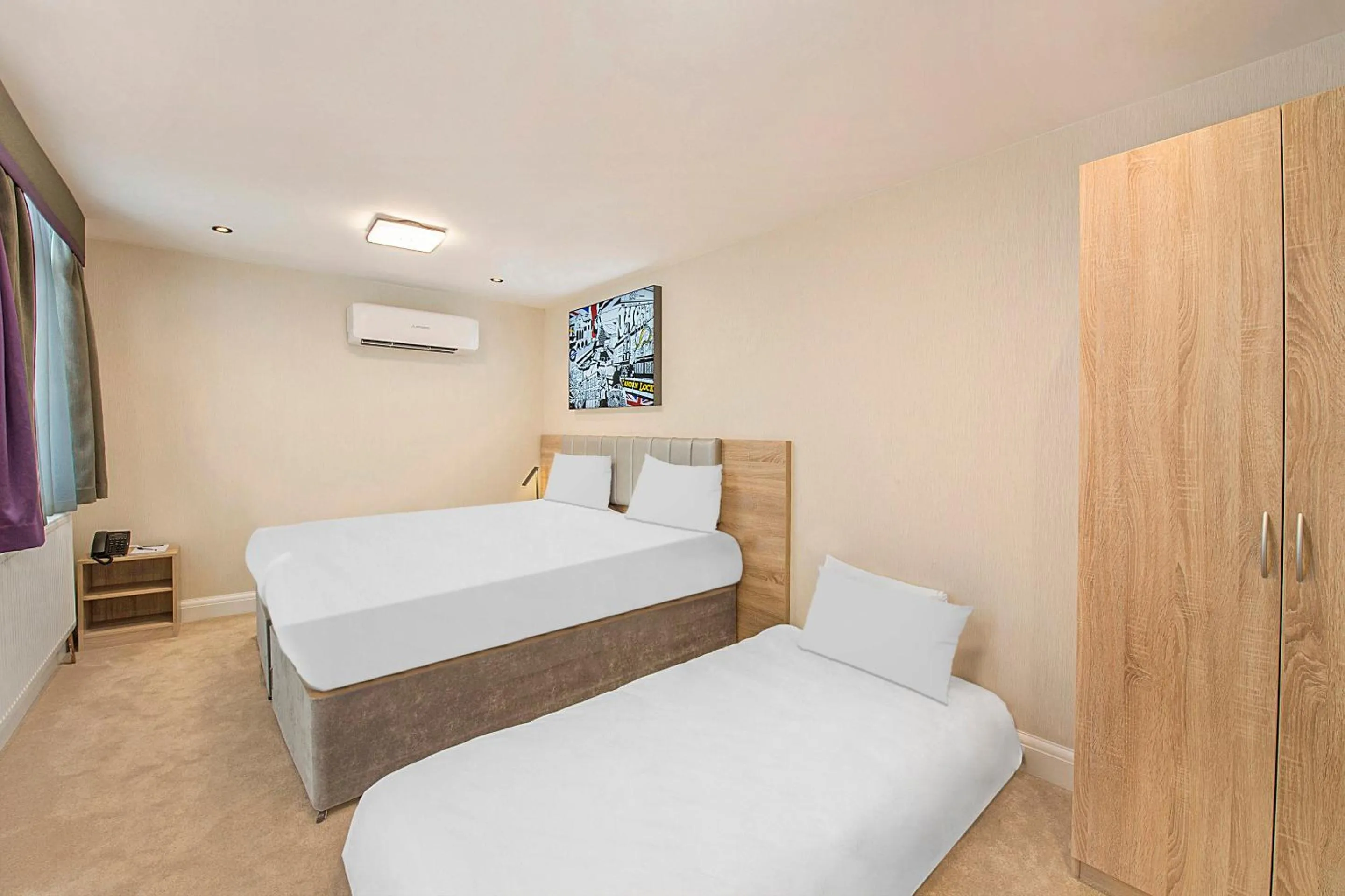 Bedroom in OYO Townhouse 30 Sussex Hotel, London Paddington