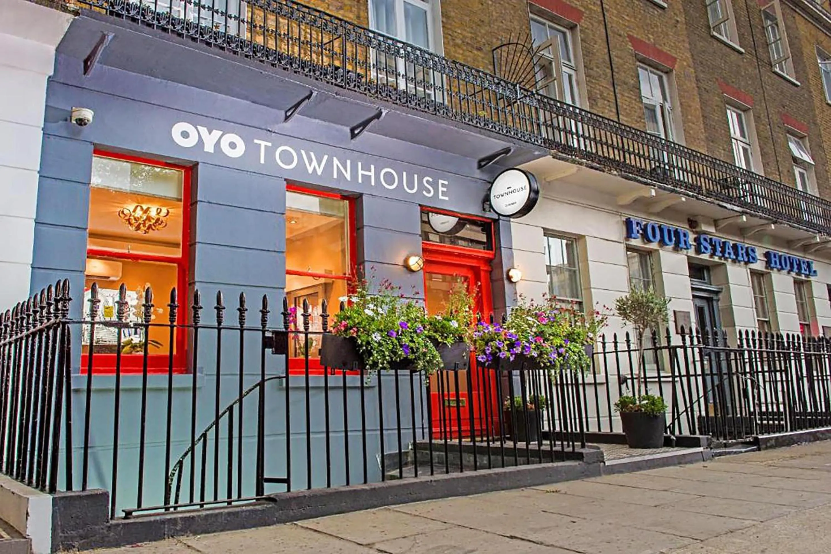 Facade/entrance in OYO Townhouse 30 Sussex Hotel, London Paddington
