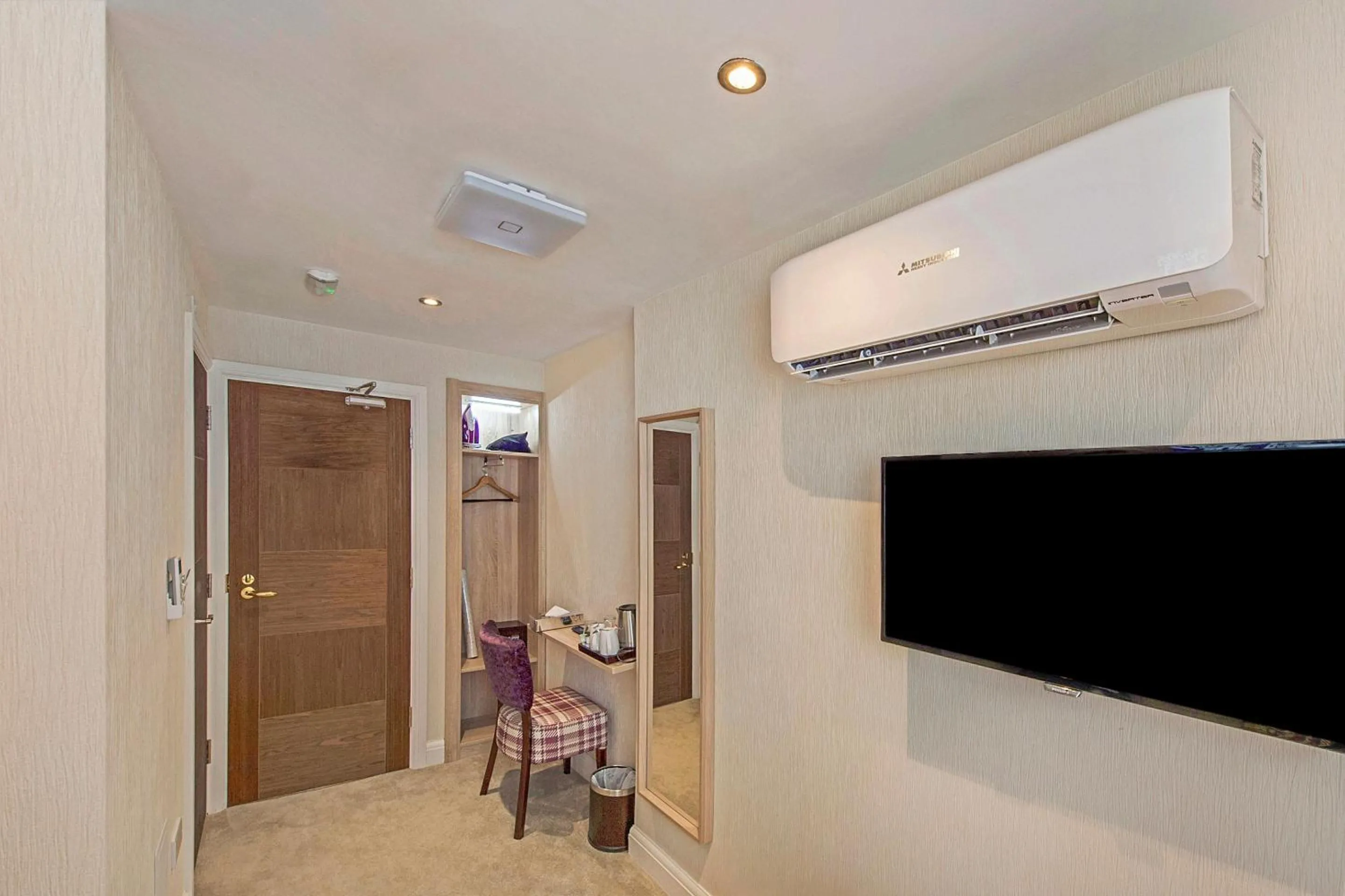 Bedroom in OYO Townhouse 30 Sussex Hotel, London Paddington