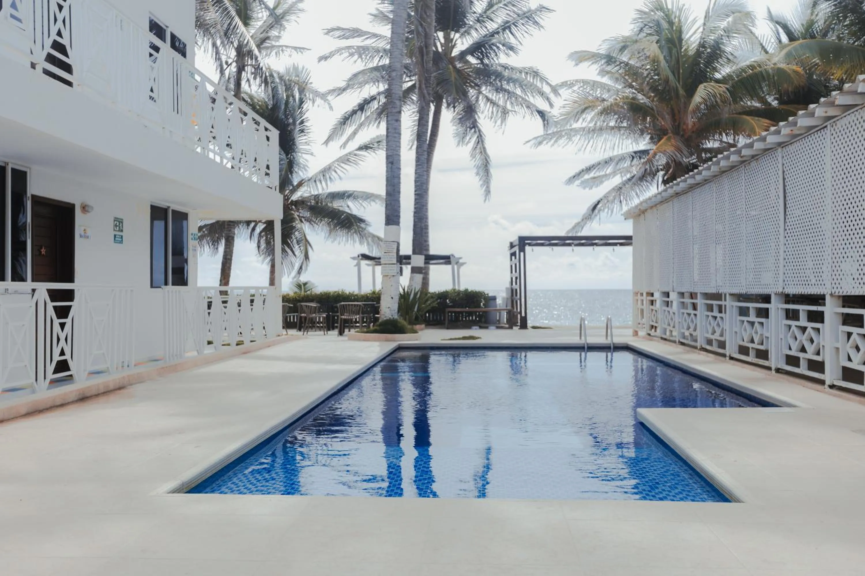 Swimming pool in Hotel San Luis Beach House By OxoHotel