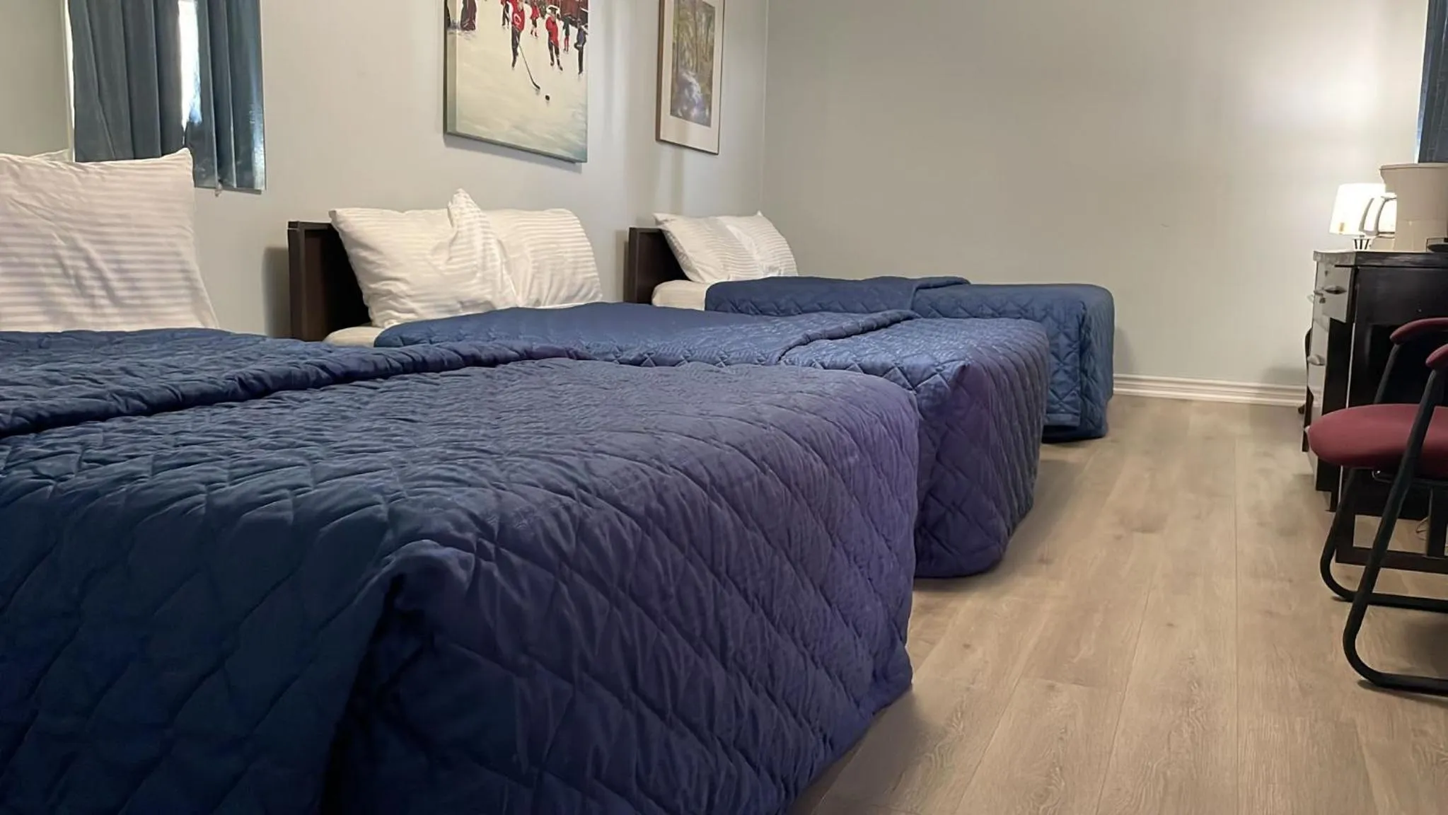 Photo of the whole room, Bed in Bel-Air Motel