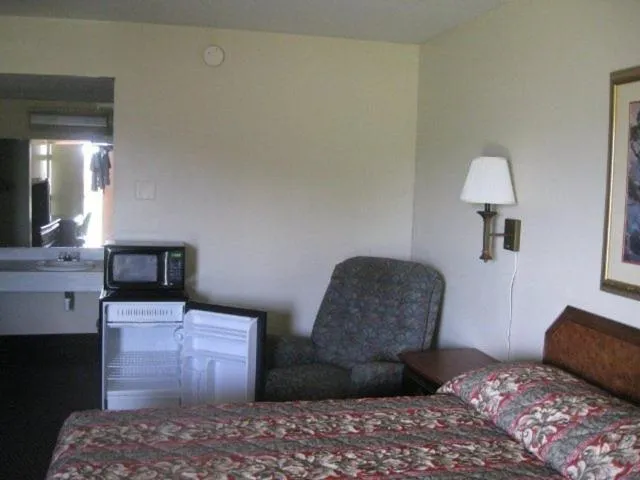 Seating area, Bed in Red Carpet Inn (formerly Royal Inn)