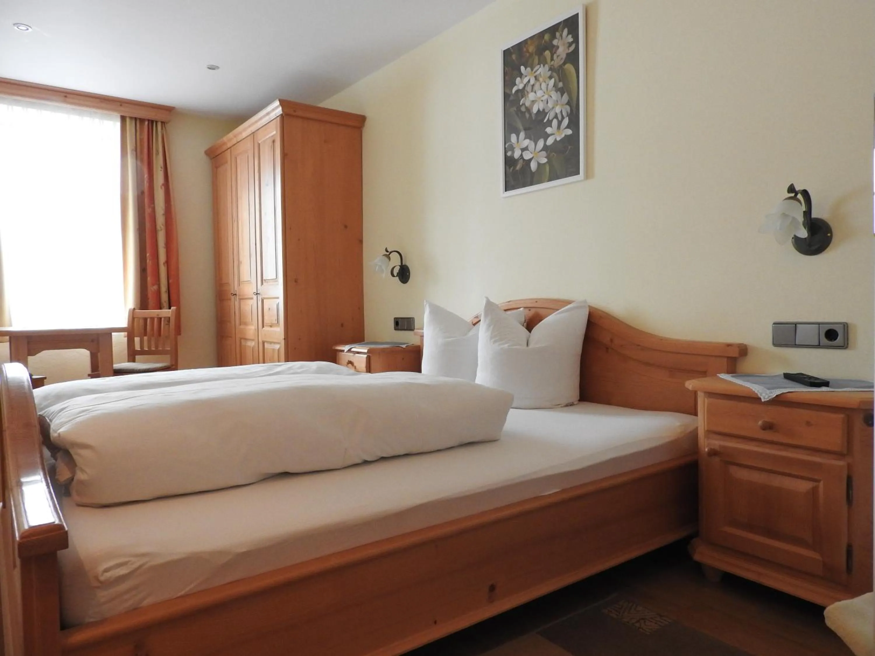 Photo of the whole room, Bed in Gästehaus Taner
