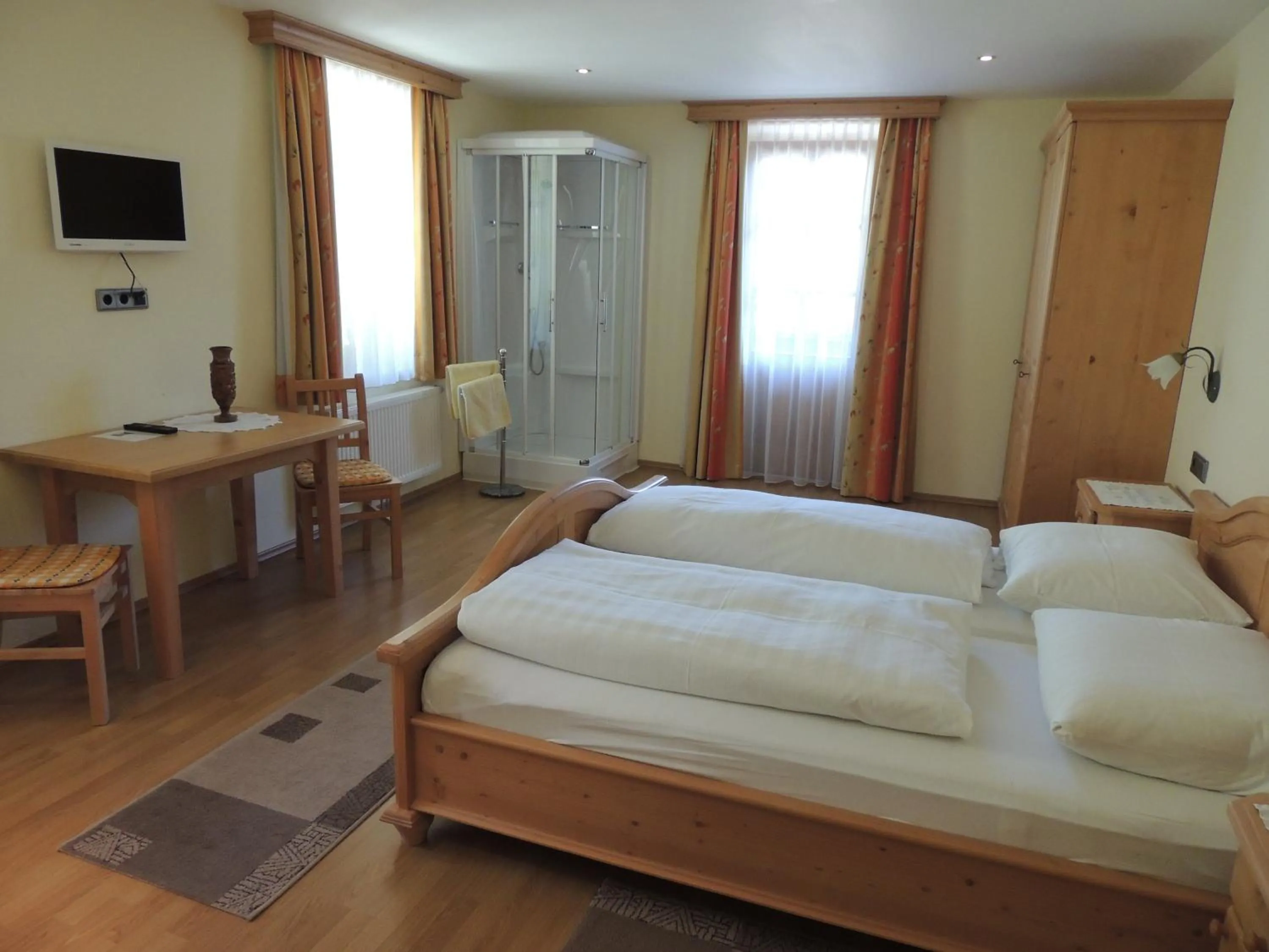 Photo of the whole room, Bed in Gästehaus Taner