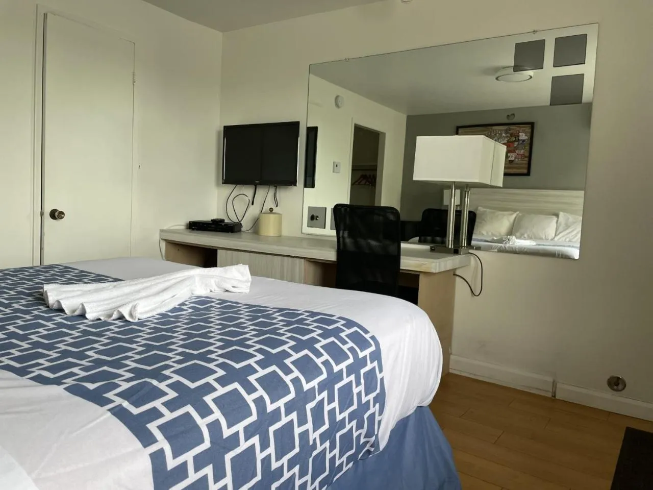 Bed in Hotel Motel Le Regent