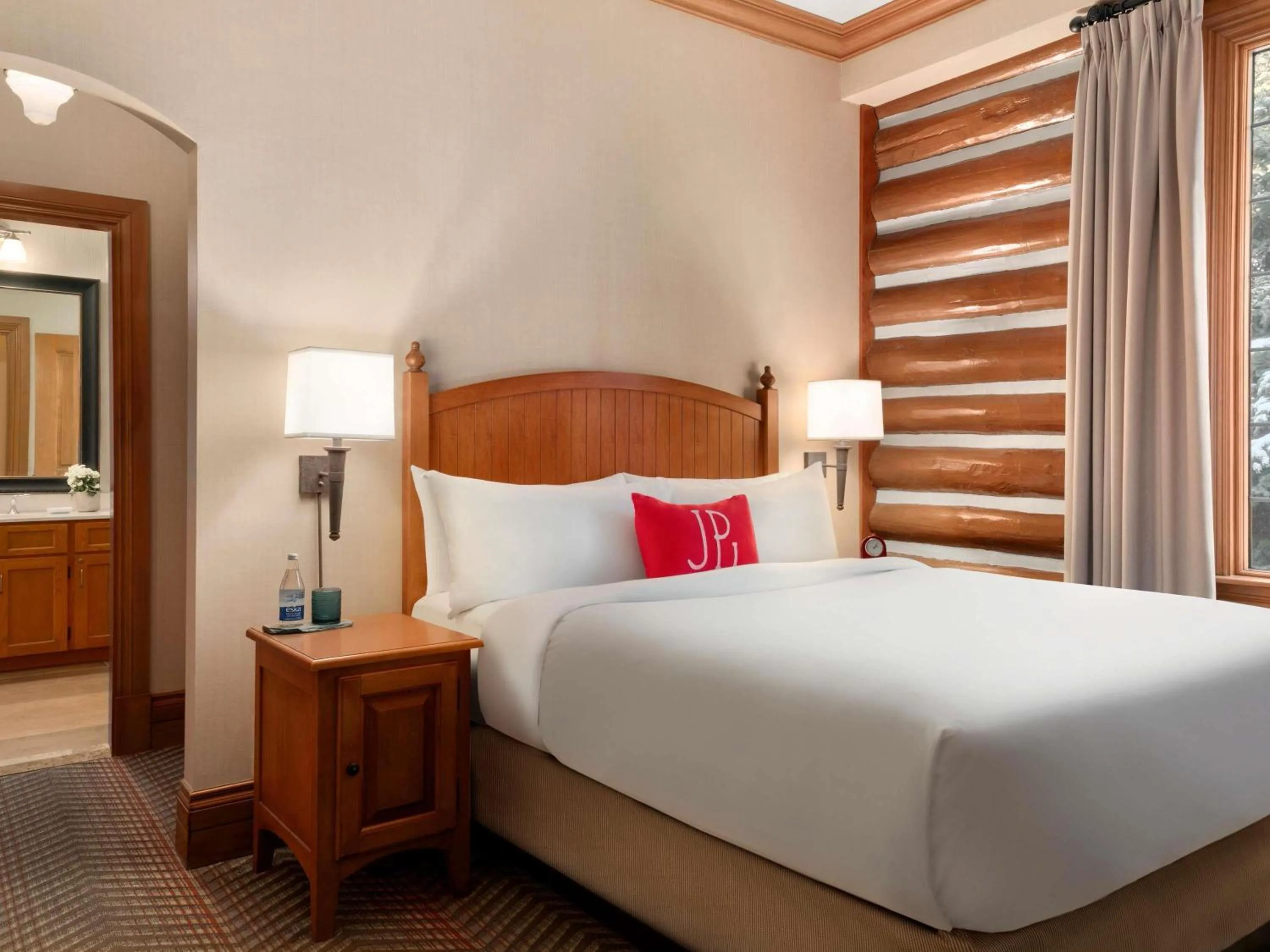 Bedroom, Bed in Fairmont Jasper Park Lodge