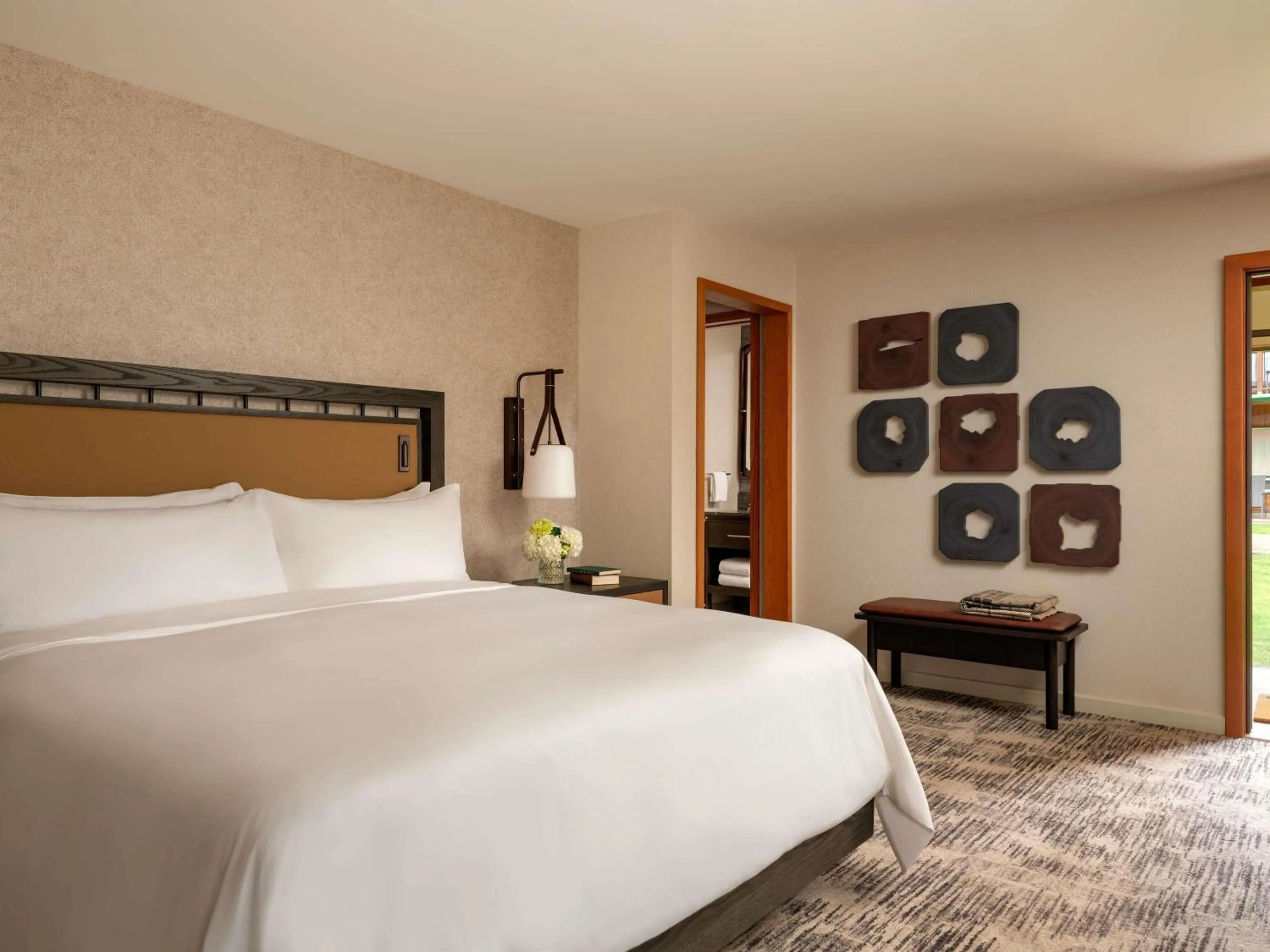 Bedroom, Bed in Fairmont Jasper Park Lodge