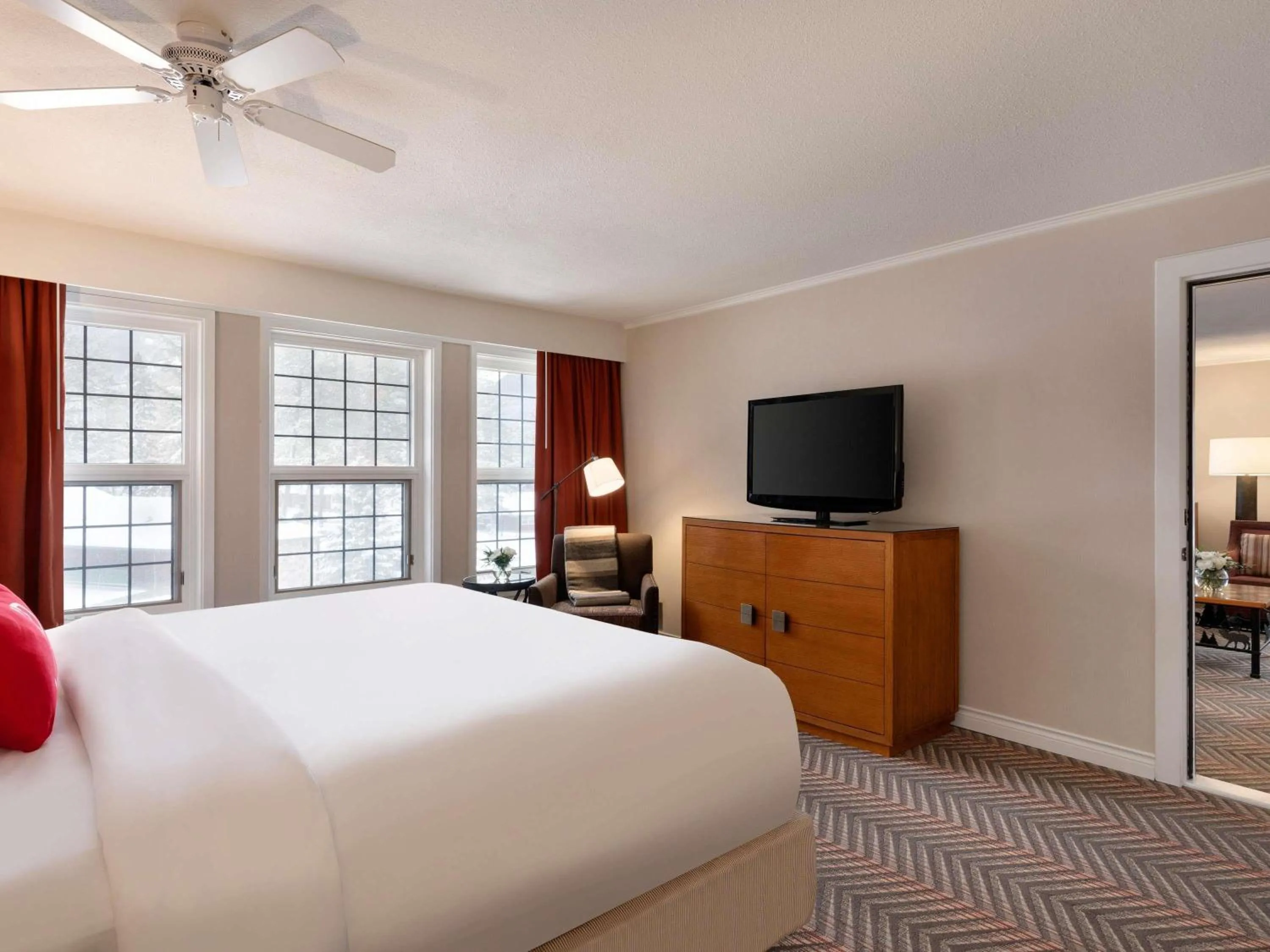 Bedroom, Bed in Fairmont Jasper Park Lodge