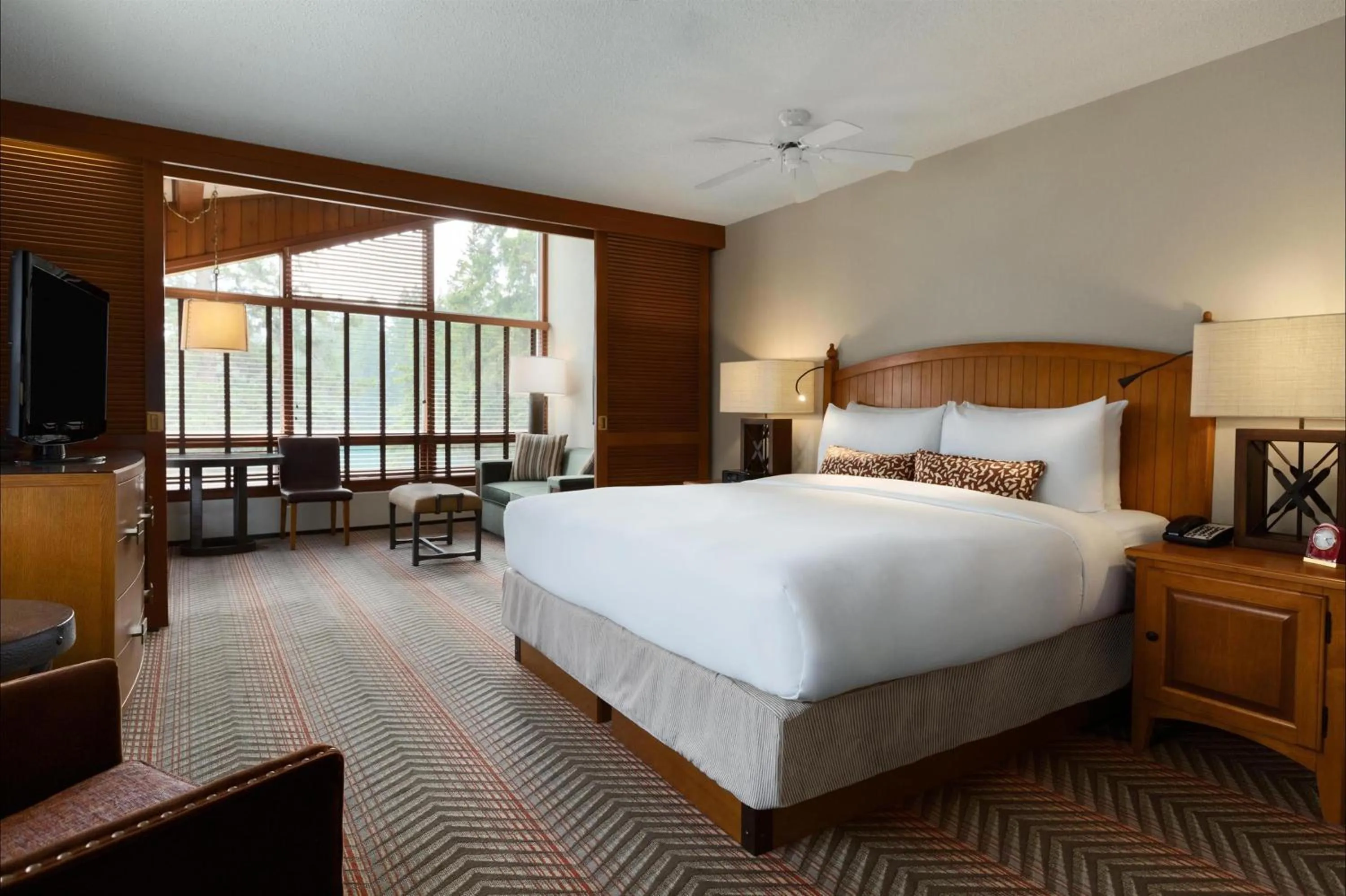 Bedroom, Bed in Fairmont Jasper Park Lodge
