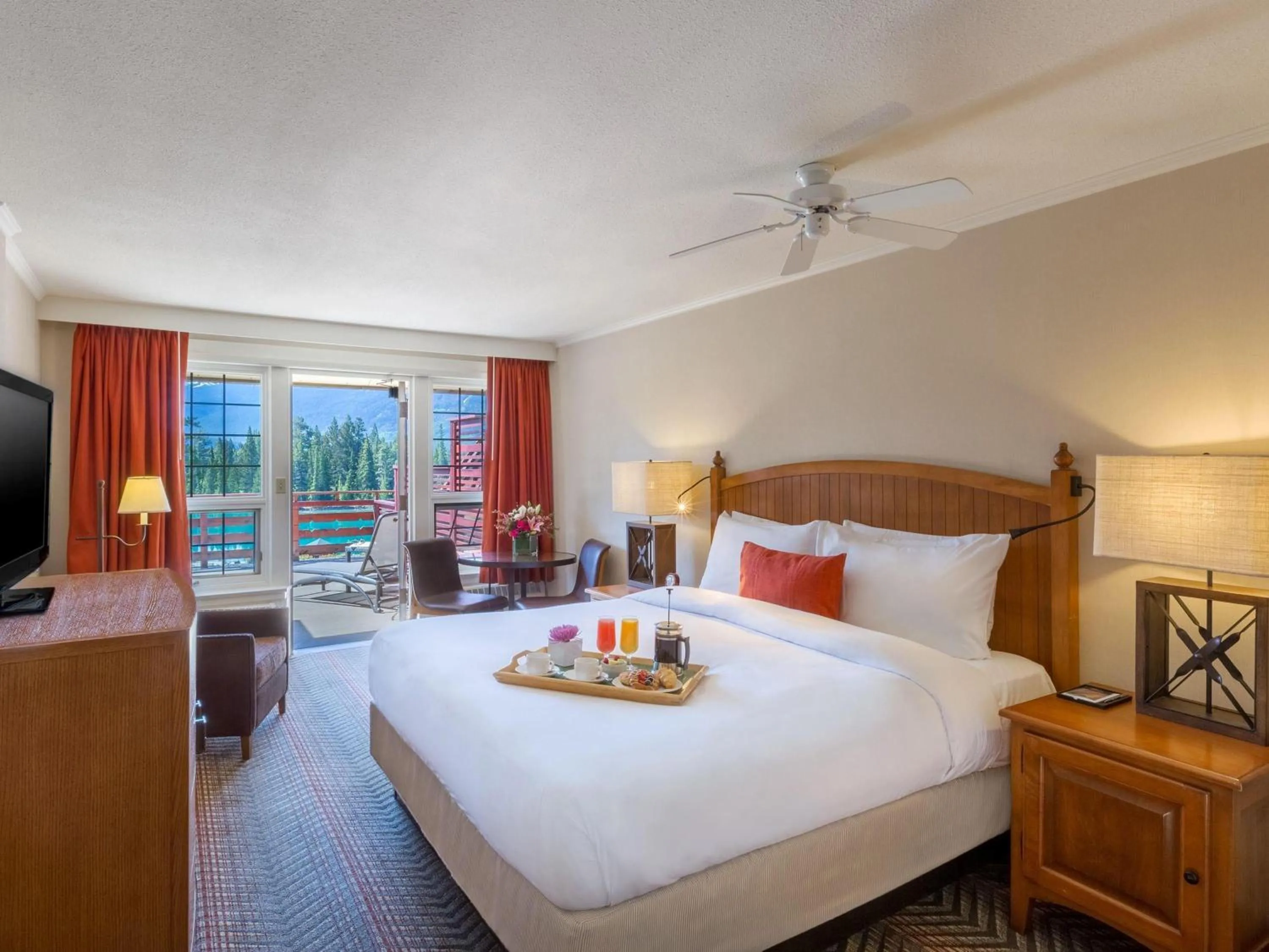 Bedroom, Bed in Fairmont Jasper Park Lodge
