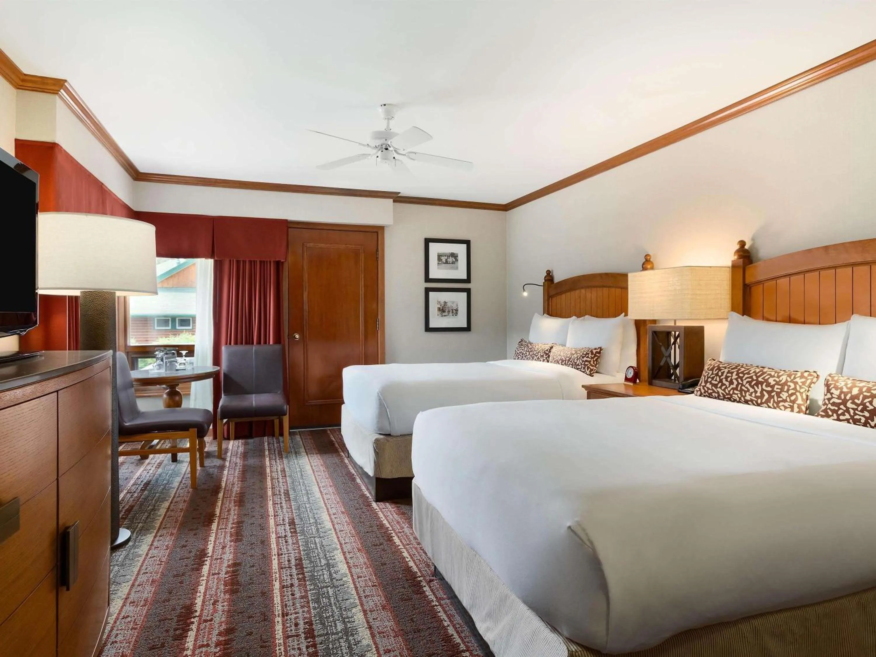 Bedroom, Bed in Fairmont Jasper Park Lodge