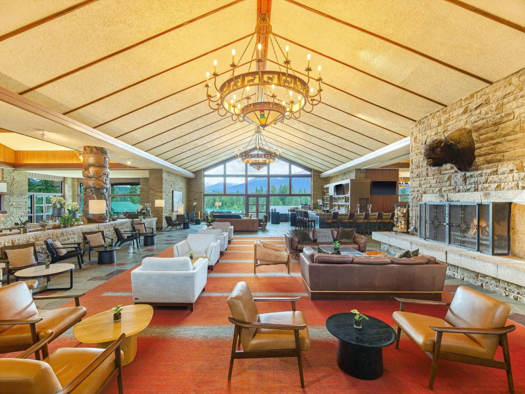 Lounge or bar in Fairmont Jasper Park Lodge