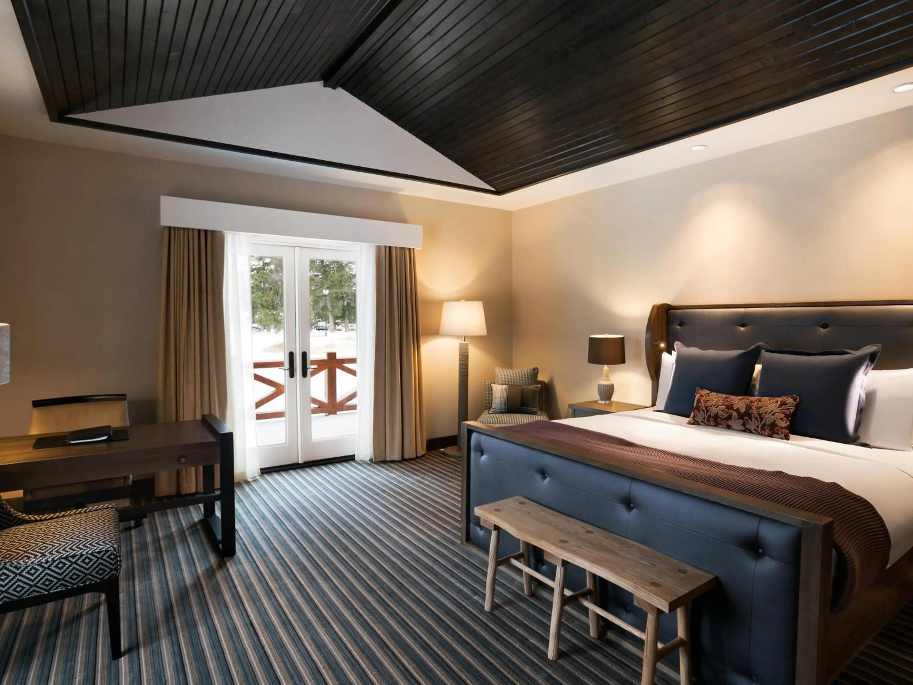 Bedroom, Bed in Fairmont Jasper Park Lodge